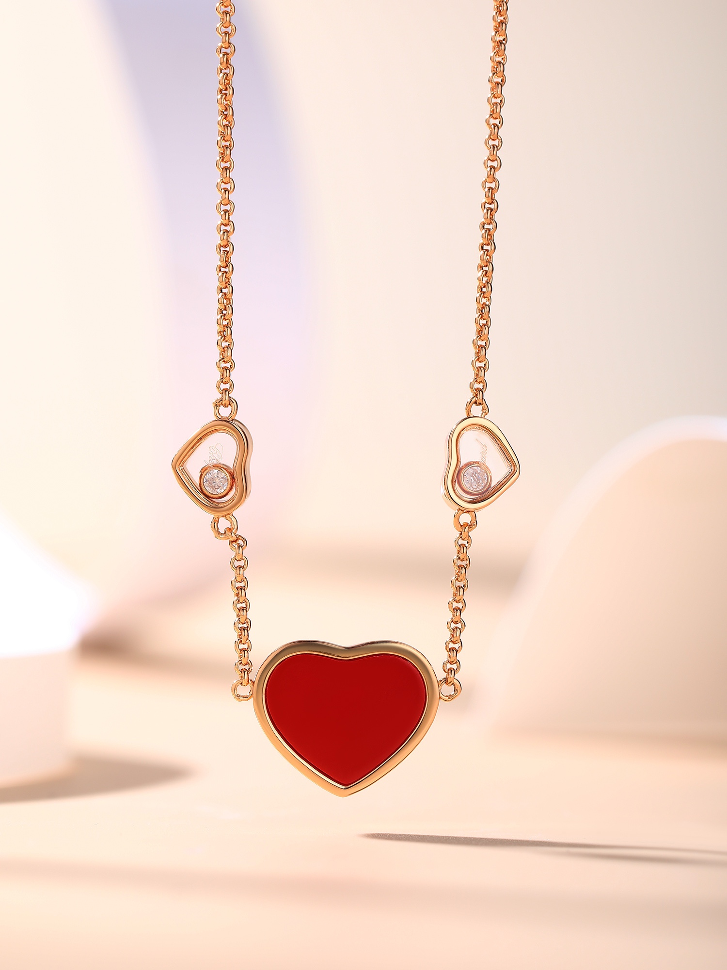 Chopard Happy Hearts心形项链这个桃心的形状有别于甜美周正的心形透着一股成熟气息又中和