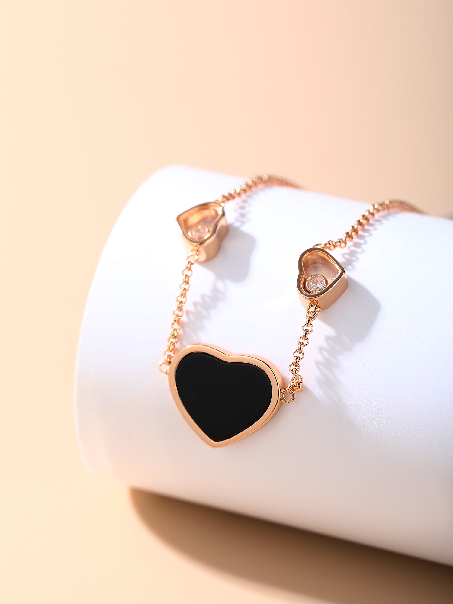 Chopard Happy Hearts心形项链这个桃心的形状有别于甜美周正的心形透着一股成熟气息又中和