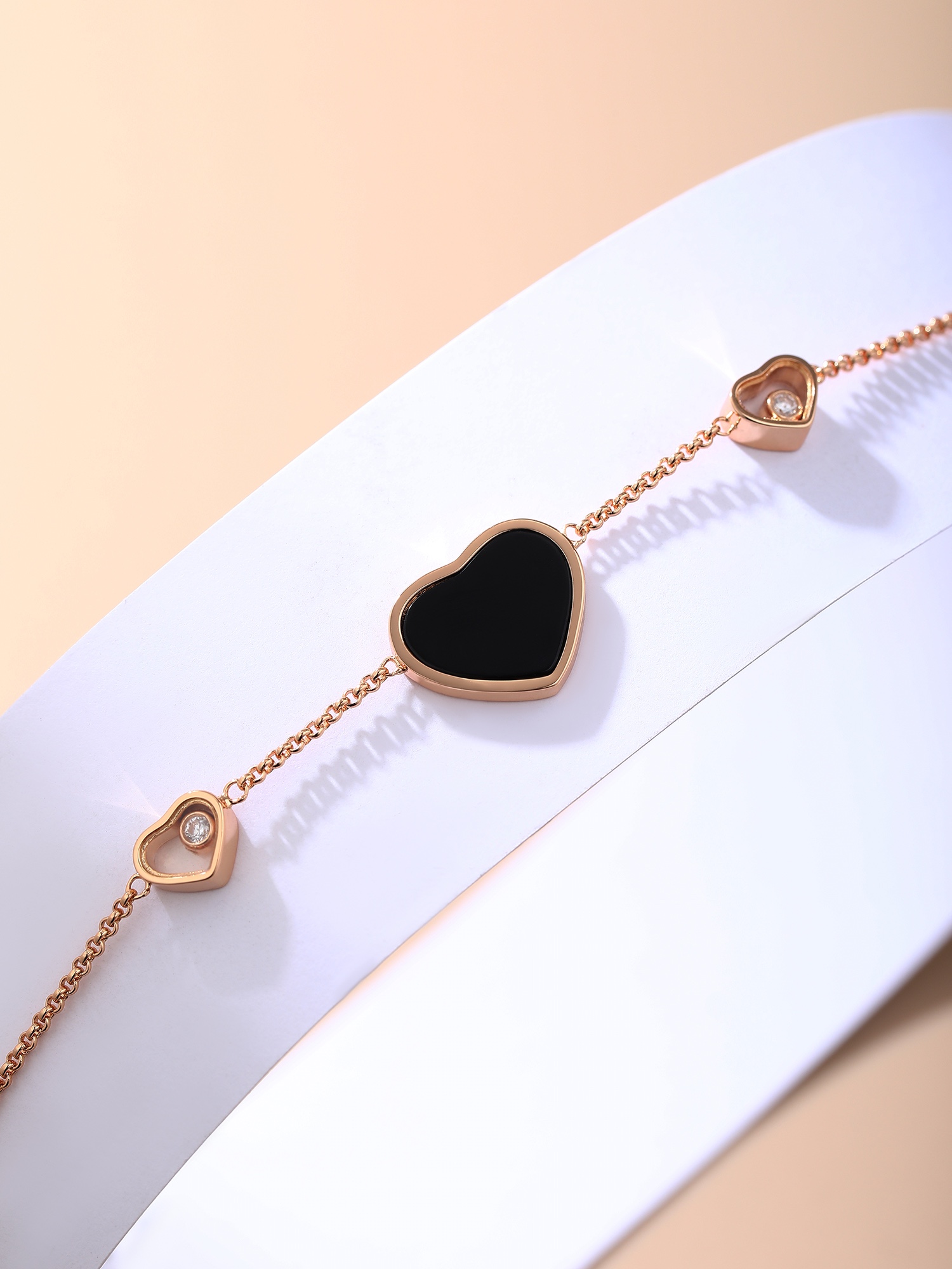 Chopard Happy Hearts心形项链这个桃心的形状有别于甜美周正的心形透着一股成熟气息又中和