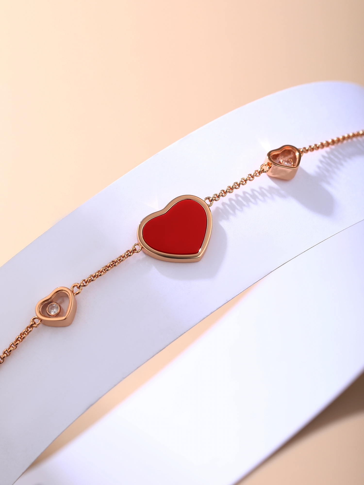 Chopard Happy Hearts心形项链这个桃心的形状有别于甜美周正的心形透着一股成熟气息又中和