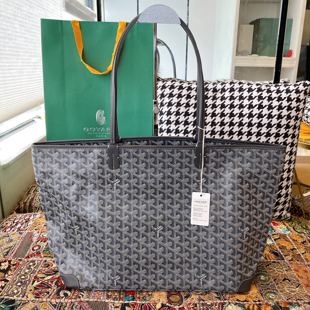 Goyard戈雅 Goyard Artois 托特包中号中号mm 尺寸：XXcm～想不到还有什么牌子比戈雅更具品味的邮差了！多色可选 配色经典 帆布面料带着清香 做工精致 老花纹也特别耐看～除爱马仕外最好的手工高奢品牌，低调奢华的完美诠释。\n款号-\n00QD