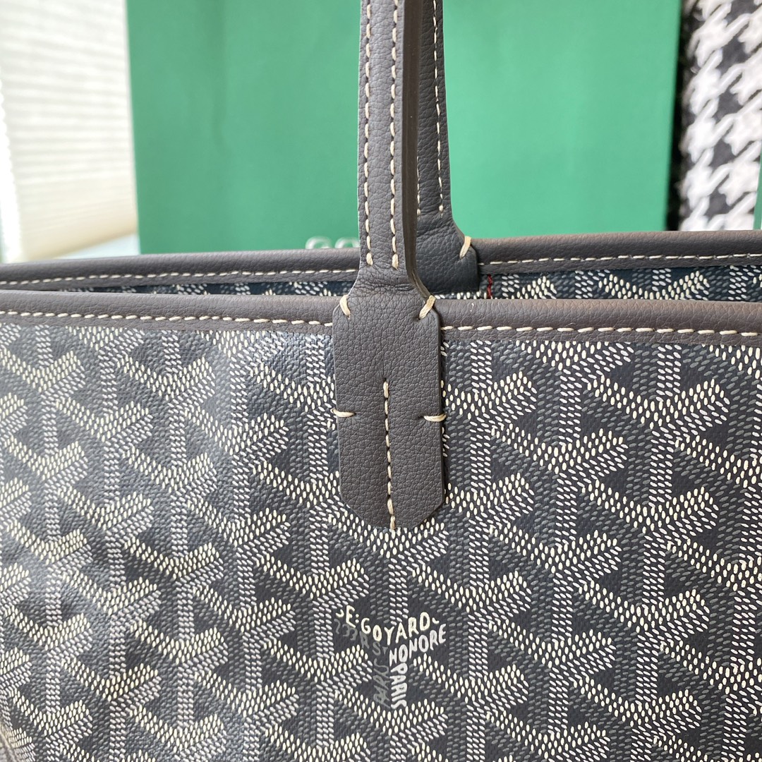 Goyard戈雅 Goyard Artois 托特包中号中号mm 尺寸：XXcm～想不到还有什么牌子比戈雅更具品味的邮差了！多色可选 配色经典 帆布面料带着清香 做工精致 老花纹也特别耐看～除爱马仕外最好的手工高奢品牌，低调奢华的完美诠释。\n款号-\n00QD