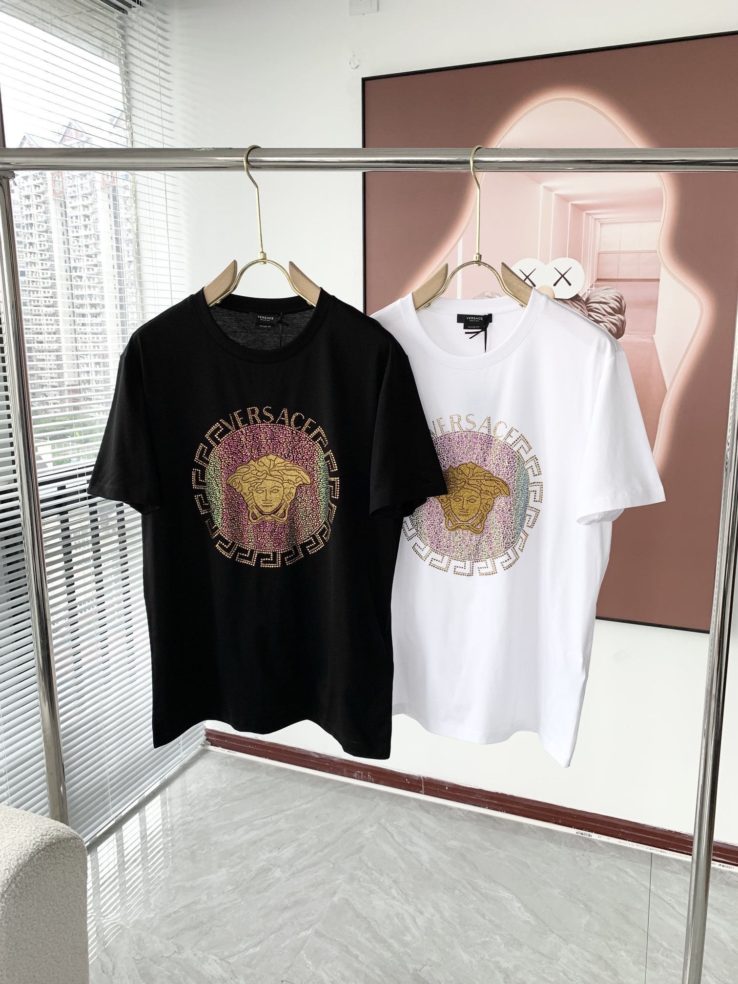 NO:127958,Versa*e Fan*zhe's new spring and summer 2025 men and women's short-sleeved T-shirt for couples, trendy light luxury new products are available, original single replica product, high-end quality, the highest version of the market, Milan fashion designer model, sneak peek, exclusive on-site sale; original exclusive cotton fabric is available for customers!  Customized Medusa logo ironing craft design, the upper body effect is excellent, and the comfortable and close body shows the temperament!  Code number M-4XL, versace, T-shirt,tees, t-shirt,alexander wang19860909Versa*e 范*哲2025春夏新款男女同款情侣短袖T恤,潮流轻奢新品登场 原单复刻产物 高端品质 市场最高版本 米兰时装设计师款 先睹为快,独家现货发售；客供原版专属纯棉面料！定制美杜莎logo烫钻工艺设计,上身效果超赞,舒适贴身彰显气质！码数M-4XL,,versace,T-shirt,tees，t-shirt,alexander wang,Men's clothing