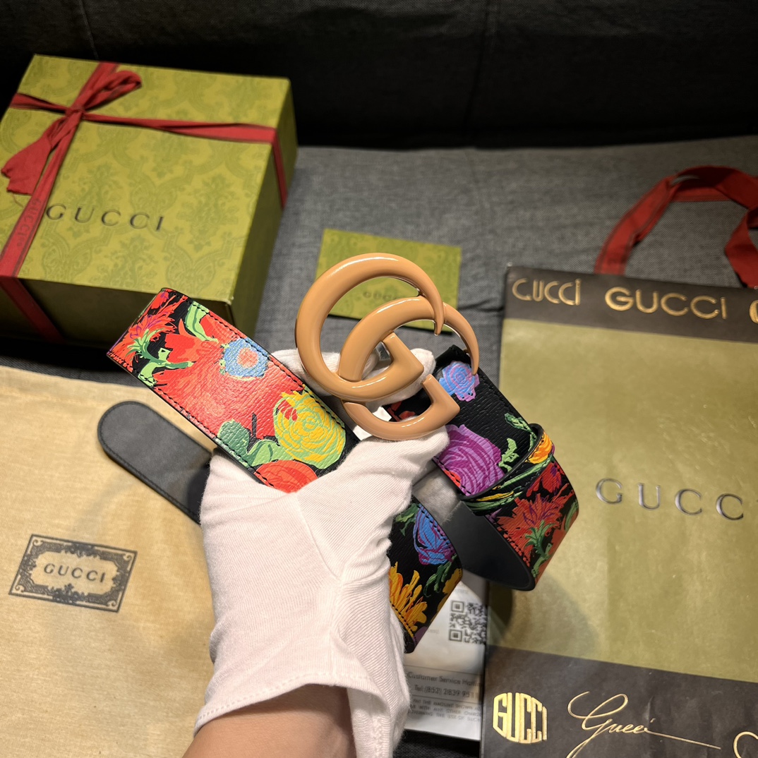    古奇    宽4.0cm   专柜新款 正版开模 此款腰带采用进口牛皮 对版专柜，这款双G彩色扣 