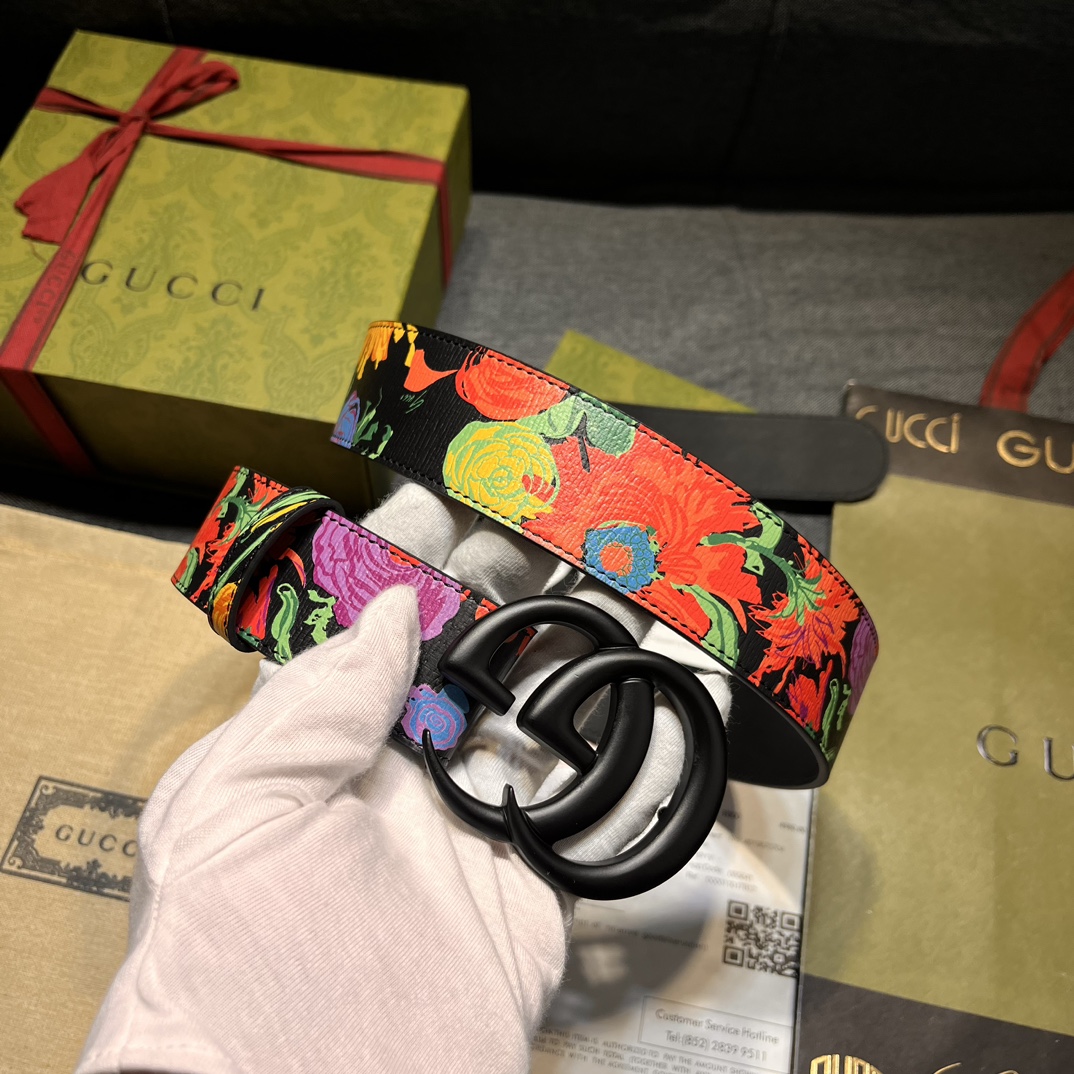    古奇    宽4.0cm   专柜新款 正版开模 此款腰带采用进口牛皮 对版专柜，这款双G彩色扣 