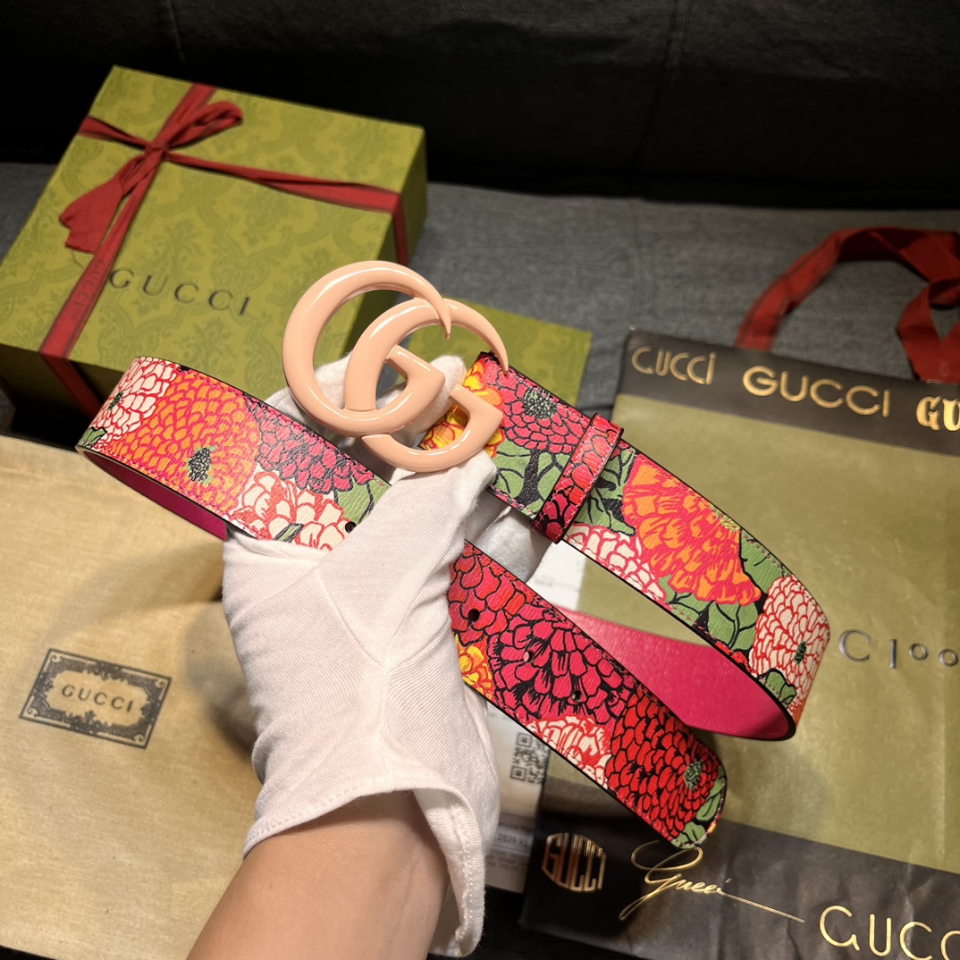    古奇    宽4.0cm   专柜新款 正版开模 此款腰带采用进口牛皮 对版专柜，这款双G彩色扣 