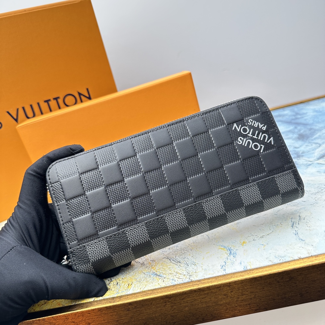 Damier Graphite wallet zipper closure detail