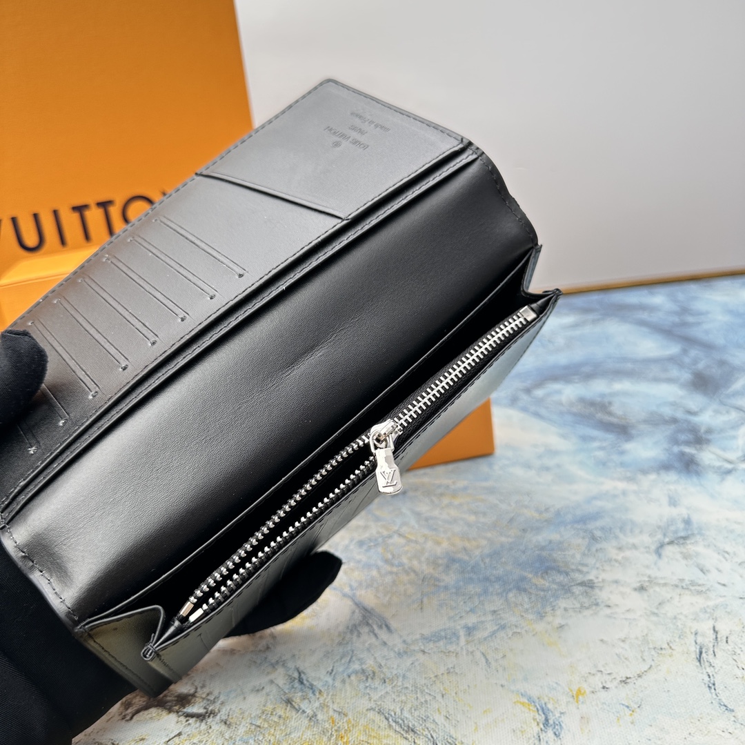 Leather bifold wallet product presentation