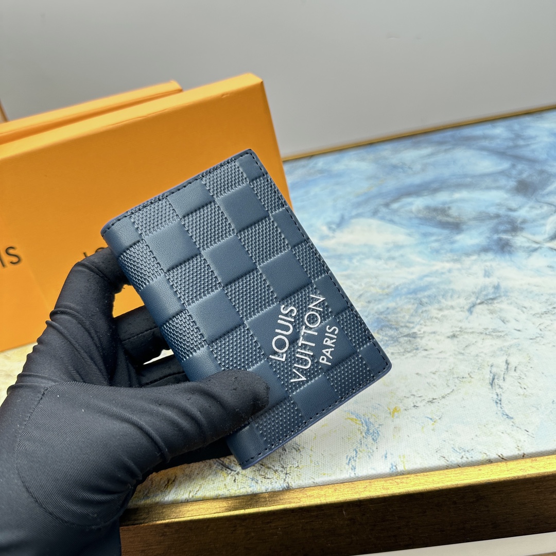 Elegant leather card holder front