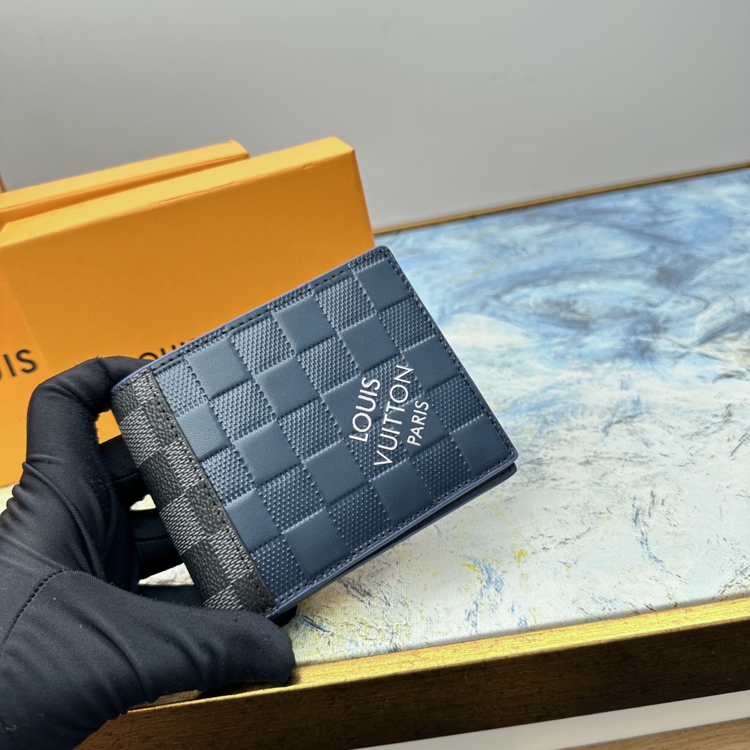 Classic bifold leather wallet side profile