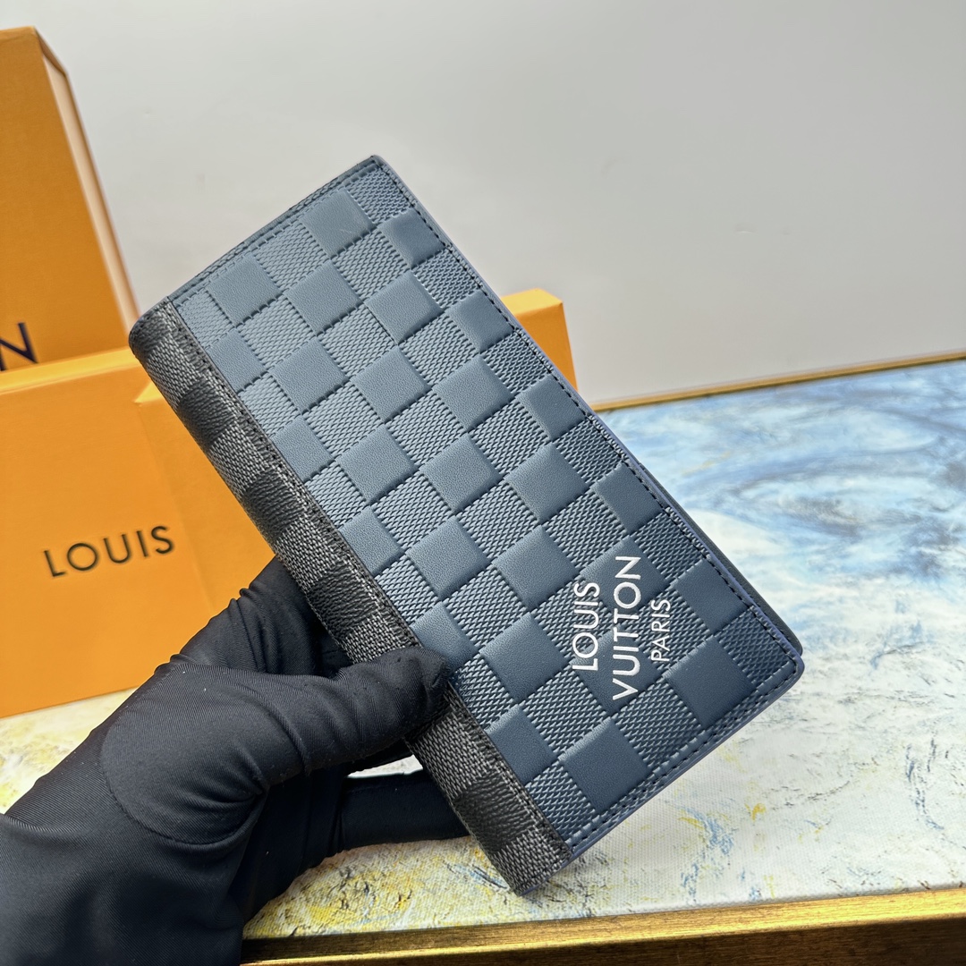Leather bifold wallet stitching details