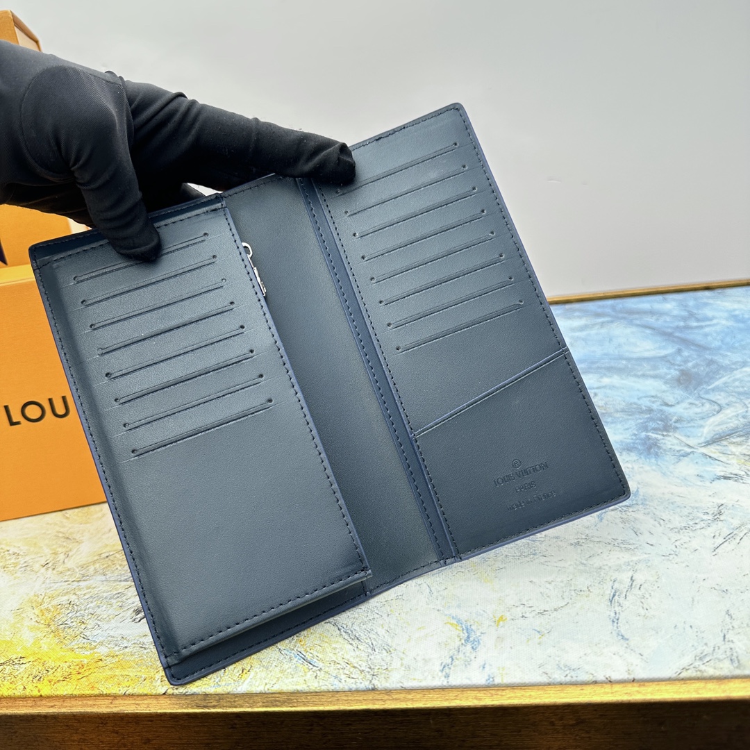 Leather bifold wallet interior card slots