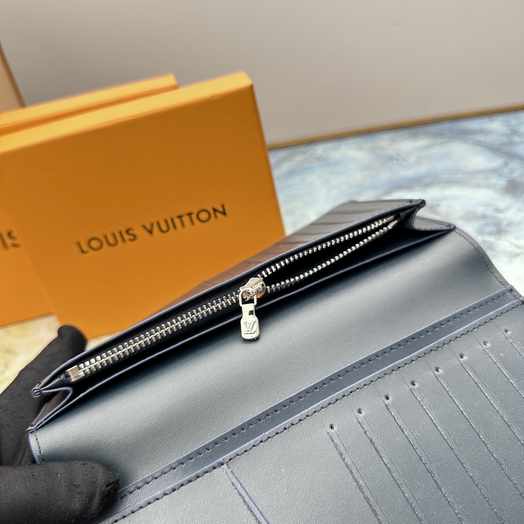 Leather bifold wallet product presentation