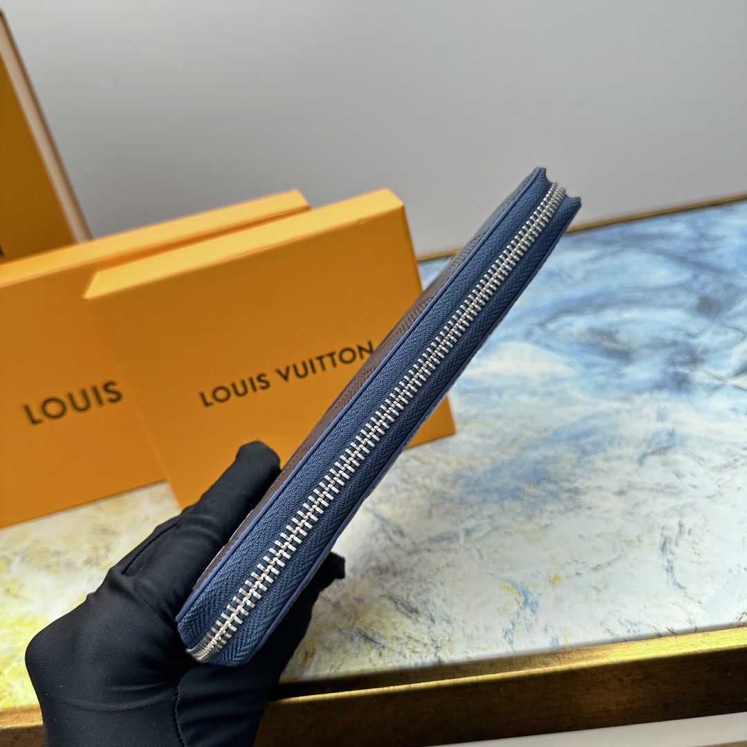 Classic leather zip around wallet detail