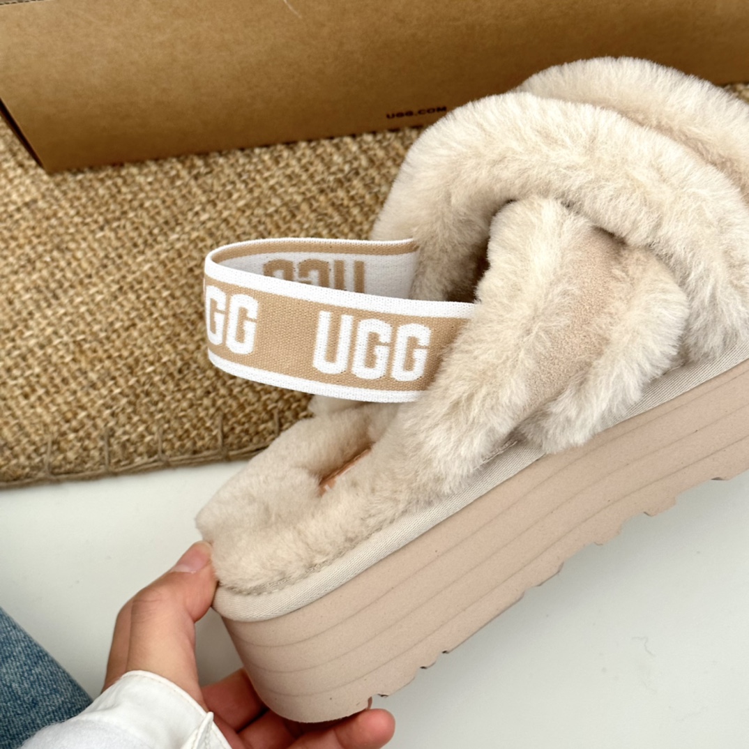 ✅ugg迪斯科 
💫白鹿同款.
💫后跟logo强力束带～穿脱方便
💫Eva松糕鞋底、8色
size：35