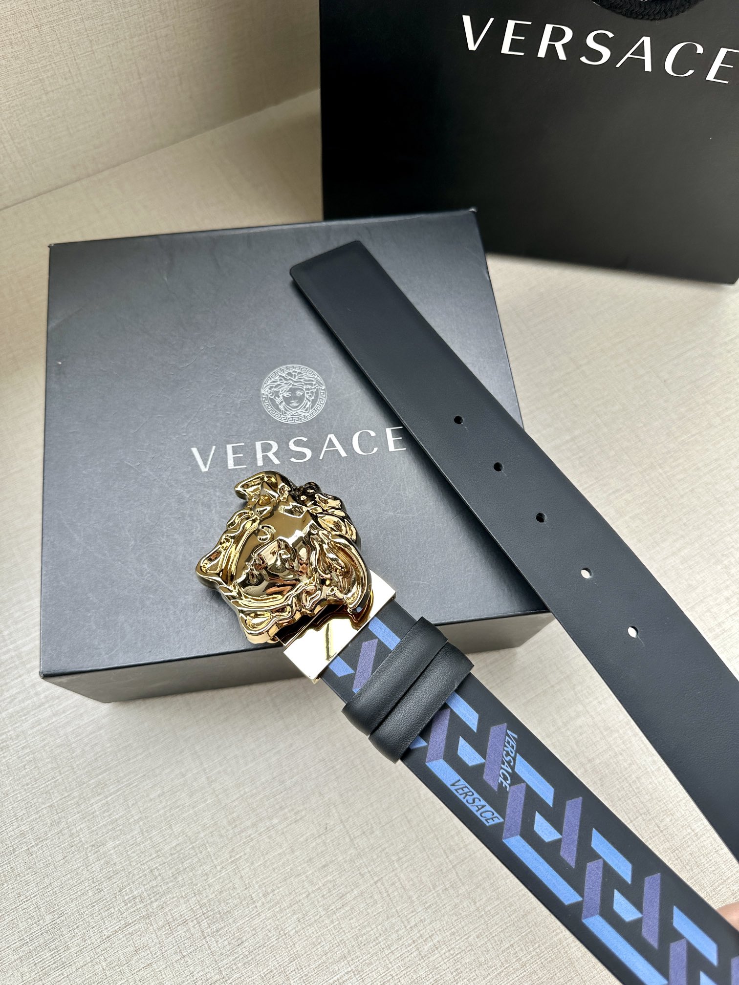 宽度3.8cm此款双面腰带由皮革制成