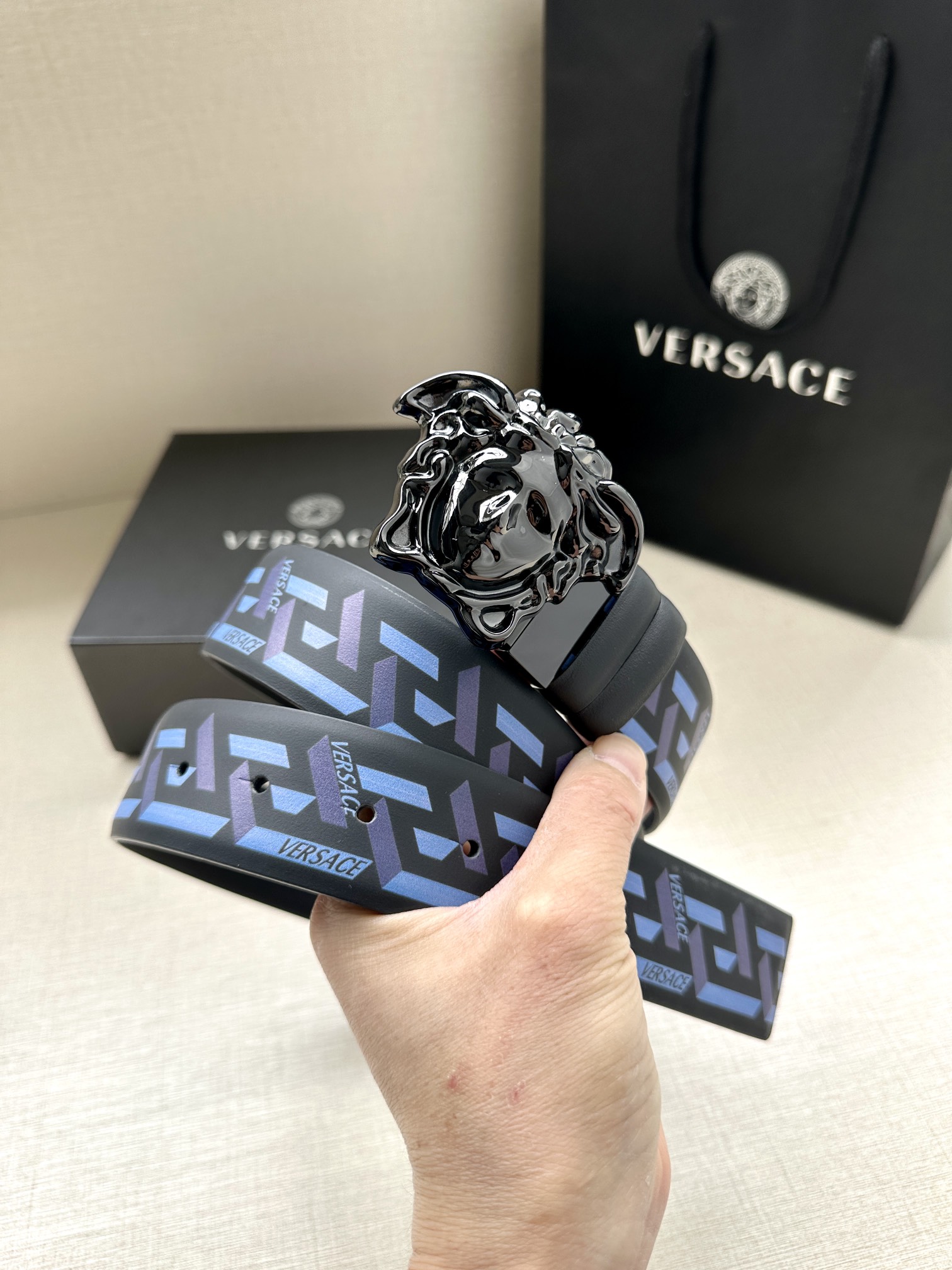 宽度3.8cm此款双面腰带由皮革制成
