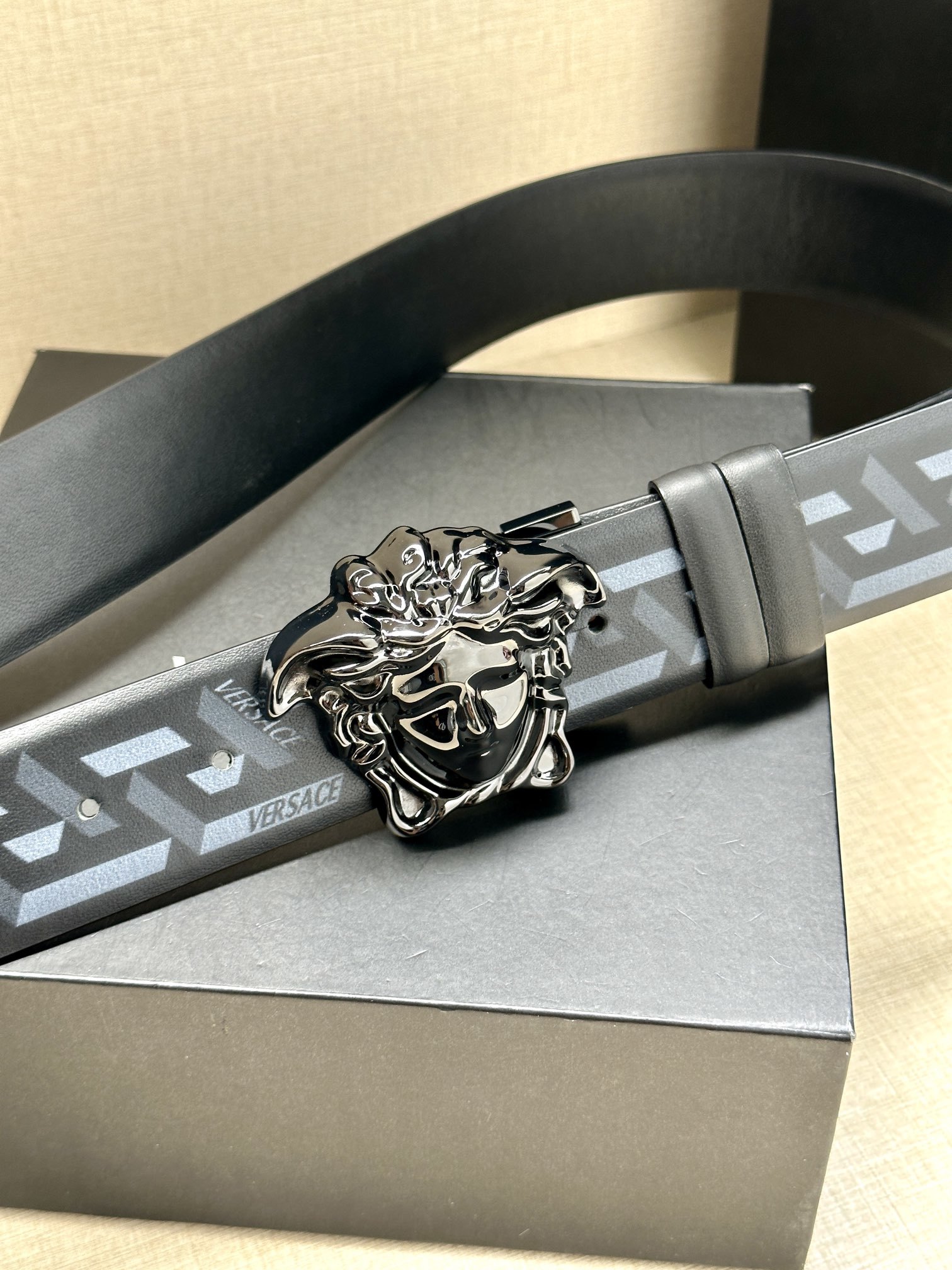 宽度3.8cm此款双面腰带由皮革制成