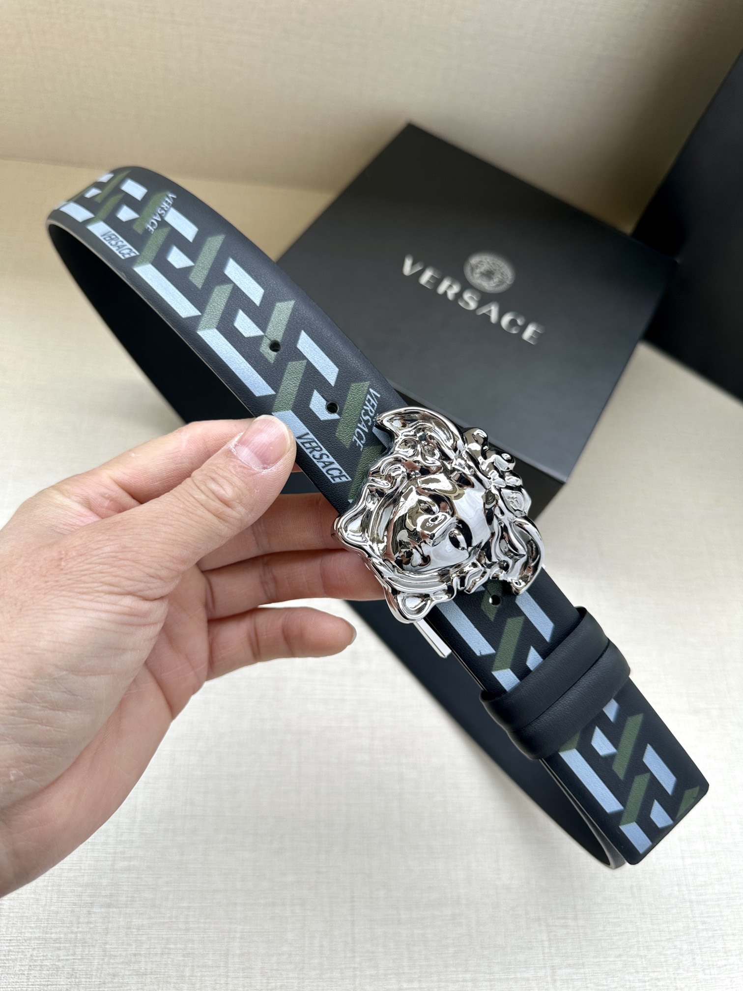 宽度3.8cm此款双面腰带由皮革制成