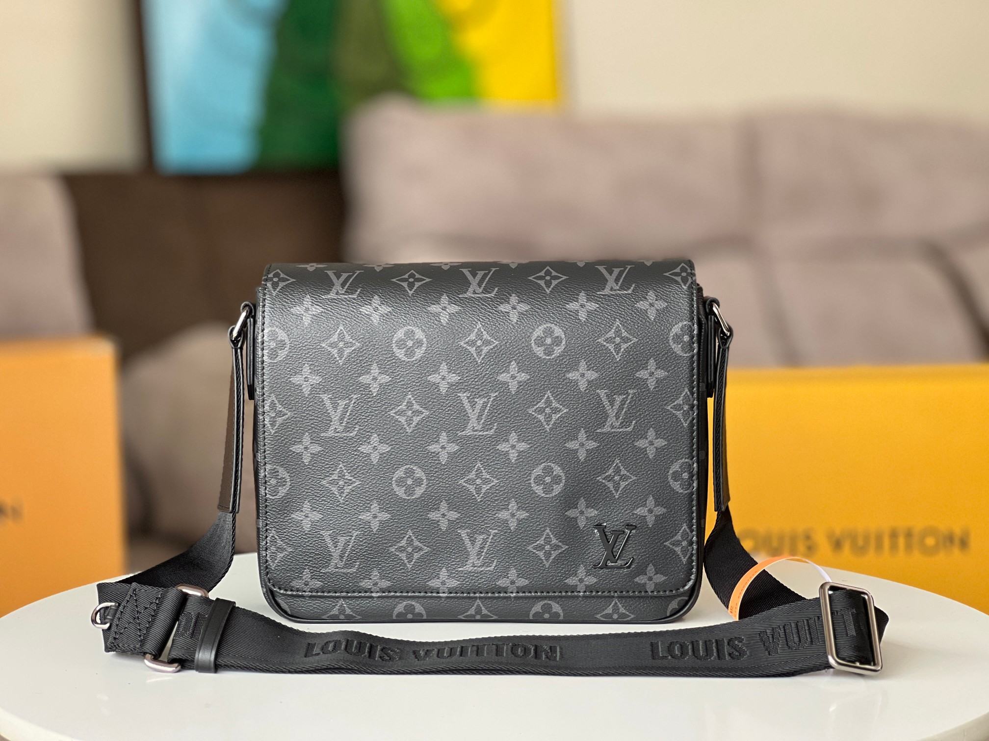 NO:201043,Original list [DISTRICT Small Postman Bag] M46255 Black Flower This District Small Postman Bag releases handsome charm through Monogram Eclipse canvas. The Louis Vuitton logo and the LV letters on the lower left corner highlight the brand elements. The zippered outer bag on the back is easy to pick up and put, and the adjustable shoulder straps are comfortable to carry. Size 26 x 20 x 7 cm, LV [top original list], christian louboutin, louis vuitton, louis vuitton19860909原单【DISTRICT 小号邮差包】 M46255 黑花 本款 District 小号邮差包透过 Monogram Eclipse 帆布释放俊朗魅力.路易威登标识和左下角的 LV 字母彰显品牌元素,后侧拉链外袋方便取放,可调节肩带实现舒适背携. 尺寸26 x 20 x 7 厘米,LV【顶级原单】,christian louboutin,louis vuitton,louis vuitton,Bag