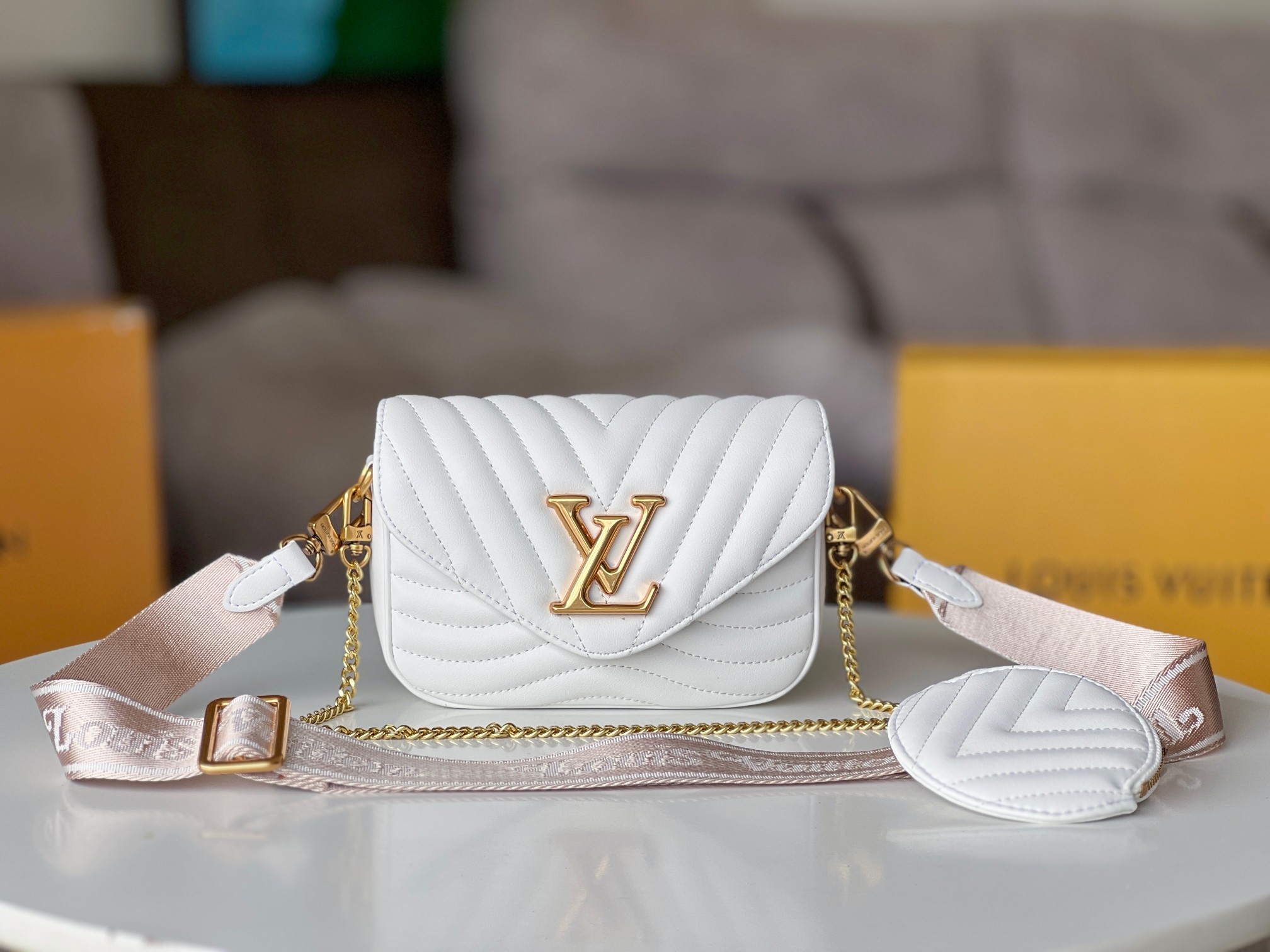 NO:197369,Genuine grade Original single quality version development Original single hardware M56466 M56471 M56461 This multi-function New Wave Multi-Pochette crossbody bag is made of quilted calfskin. Its wide bag strap is decorated with embroidered Louis Vuitton English, and the gold chain strap makes the handbag handheld or shoulder-back. The round coin wallet can be clipped on the spring buckle of the strap. These trims can be removed, making this fashion accessory a true multi-purpose item. Size: 19-14-5, LV [top original list], louis vuitton, louis vuitton, wallets, satchels, crossbody bags, cowhide19860909正品级 原单品质对版开发原单五金M56466 M56471 M56461 以绗缝小牛皮打造此款多功能 New Wave Multi-Pochette 斜挎包.其宽幅包带饰有刺绣路易威登英文字样,搭配的金色链带使手袋可手持或肩背.圆形零钱包可夹在包带的弹簧扣上.这些饰件皆可脱卸,令此款时尚配饰成为真正的多功能单品.尺寸:19-14-5,LV【顶级原单】,louis vuitton,louis vuitton,wallets,satchels,crossbody bags,cowhide,Bag