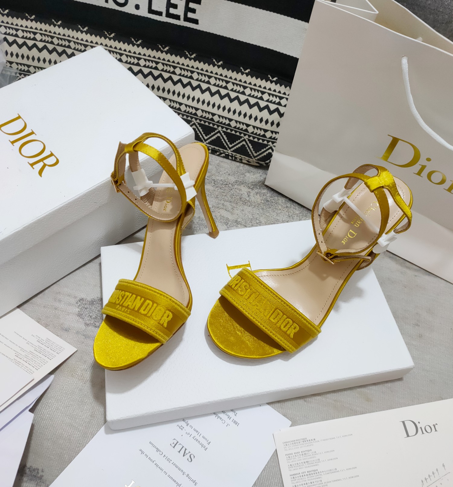 Suela de cuero genuino a precio de fábrica ➕20. Las sandalias de goma de tacón alto Dway reinterpretan las prendas clás…