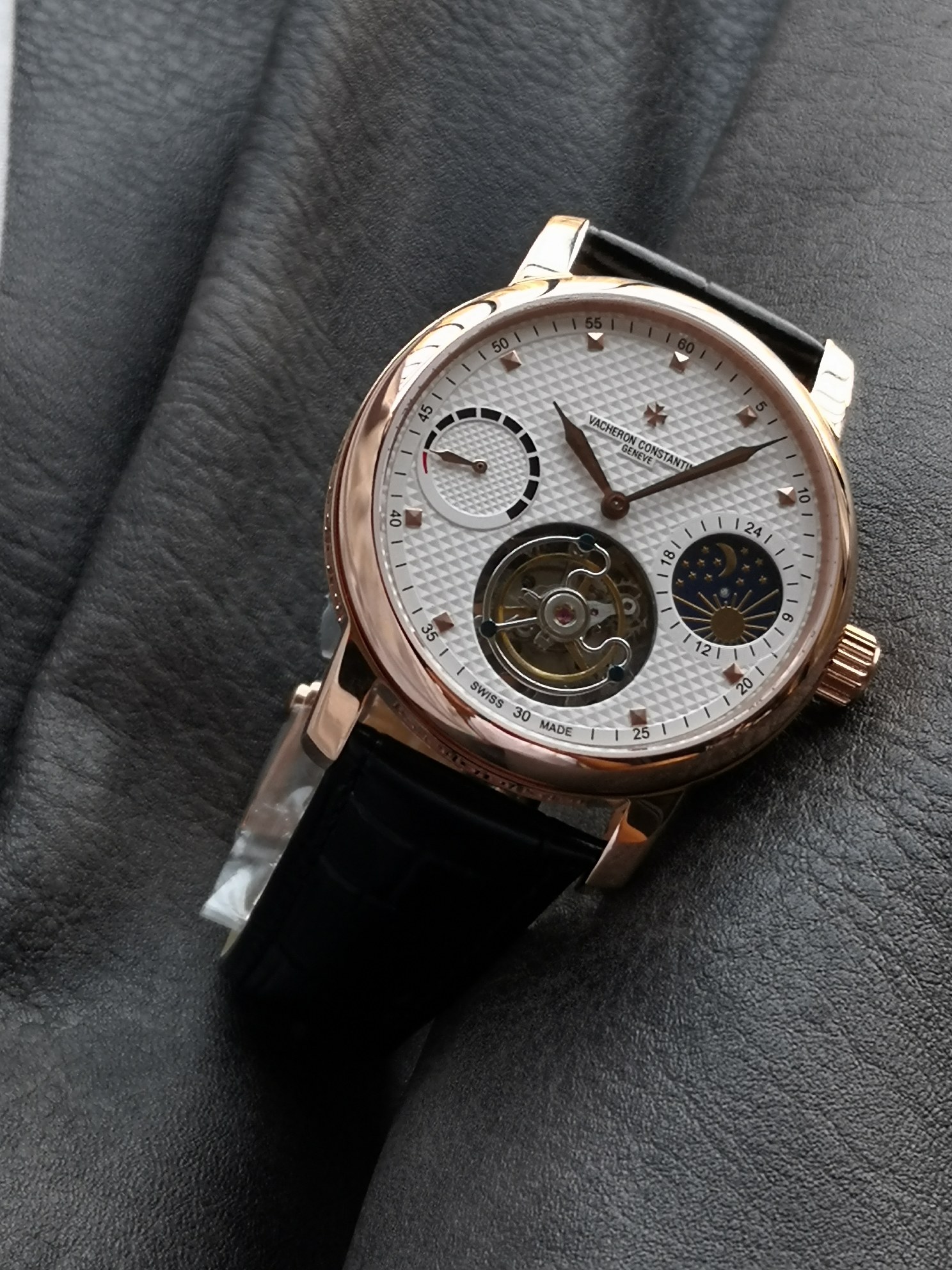 NO:143836,Vacheron Constantin (kinetic energy displays sun, moon, star and constellation tourbillon) Style: Manual winding machine!  Permeable base material 316 steel diameter 42mm. Thickness 12.5mm movement model real flywheel movement power reserve 72 hours glass double-sided sapphire glass strap Italian leather original butterfly buckle, vacheron19860909江诗丹顿（动能显示日月星象陀飞轮） 款式:手动上链机械！透底 材料316钢  直径直径42mm.厚度12.5mm 机芯型号真飞轮机芯 动力储备72小时 玻璃双面蓝宝石玻璃 表带意大利真皮 表扣原装蝴蝶扣,,vacheron,Watch