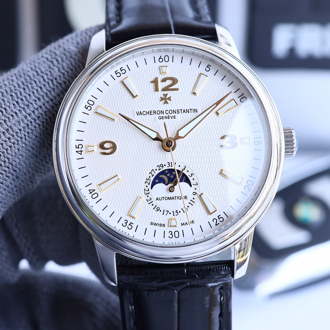 NO:394119,The masterpiece of the Taiwanese factory, the highest version of the market, the latest recommended model of the historical masterpiece of Vacheron Constantin, Vacheron Constantin. Moon phase series. Men's watch is simple and atmospheric. [Victory] equipped with precise Swiss ETA2824-2 movement (6-character real calendar and 24-hour sun, moon and star function) 40mm diameter, 316 stainless steel case, wear-resistant and scratch-resistant sapphire glass, original quality pin buckle, super waterproof function, paired with Italian cowhide to make the wrist fit and comfortable!  The Vacheron Constantin series produced by TW factory integrates the most unique DNA of Vacheron Constantin and is a symbol of Vacheron Constantin's ultimate elegance, fully reflecting the purest tradition of the high-end watchmaking industry!  Suitable for all kinds of business occasions, simple, refined and elegant!  ,vacheron,cowhide19860909台湾厂力作,市场最高版本江诗丹顿历史名作最新推荐款,江诗丹顿.月相系列.男士腕表简单不失大气[胜利]搭载精准瑞士ETA2824-2机芯（6字位真日历与24小时日月星辰功能）40mm表径,316精钢表壳,耐磨抗刮蓝宝石玻璃,原装品质针扣,具备超强防水功能,搭配意大利牛皮让手腕更贴合舒适！TW工厂出品的江诗.丹顿传袭系列融汇了江诗.丹顿最独特的DNA,是江诗丹顿极致优雅的象征,充分体现了高级制表业最纯粹的传统！适合各种商务场合,简敛精致不失优雅！,,vacheron,cowhide,Watch