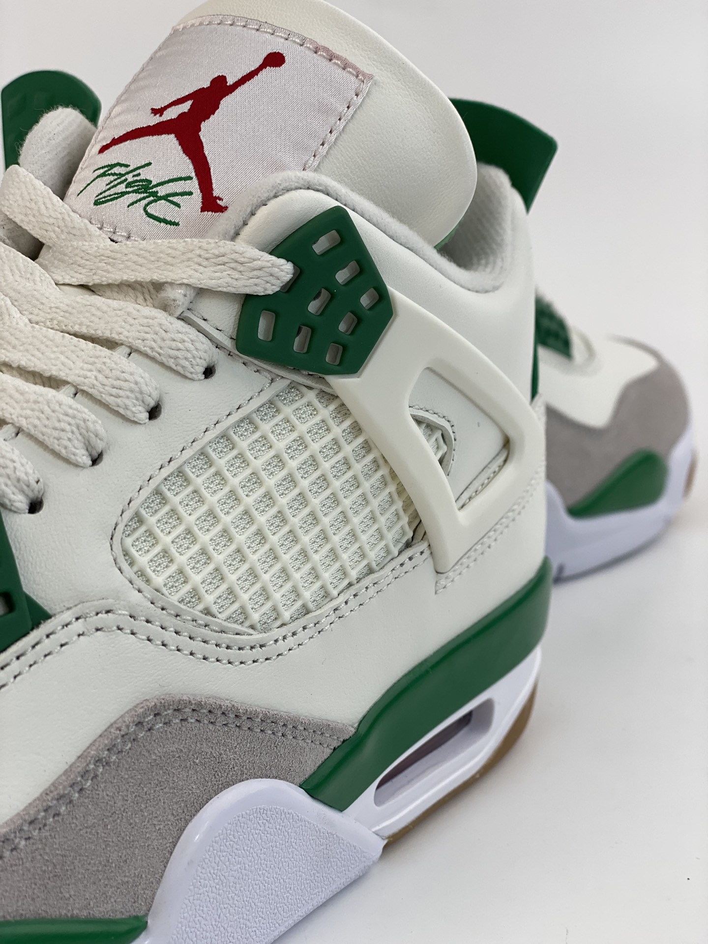 500 Nike SB x Air Jordan 4 Retro 乔丹四代 ”Pine Green” 绿松石 DR5415-103