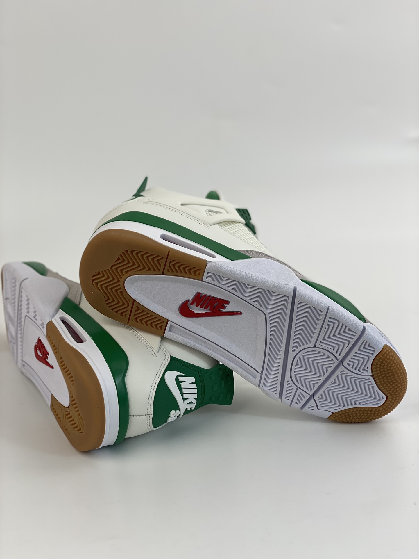 500 Nike SB x Air Jordan 4 Retro 乔丹四代 ”Pine Green” 绿松石 DR5415-103