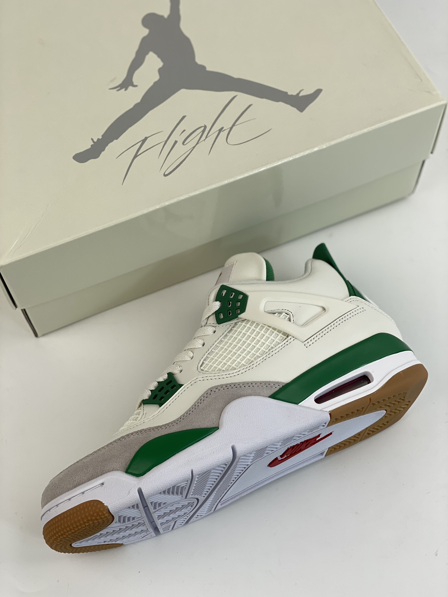 500 Nike SB x Air Jordan 4 Retro 乔丹四代 ”Pine Green” 绿松石 DR5415-103