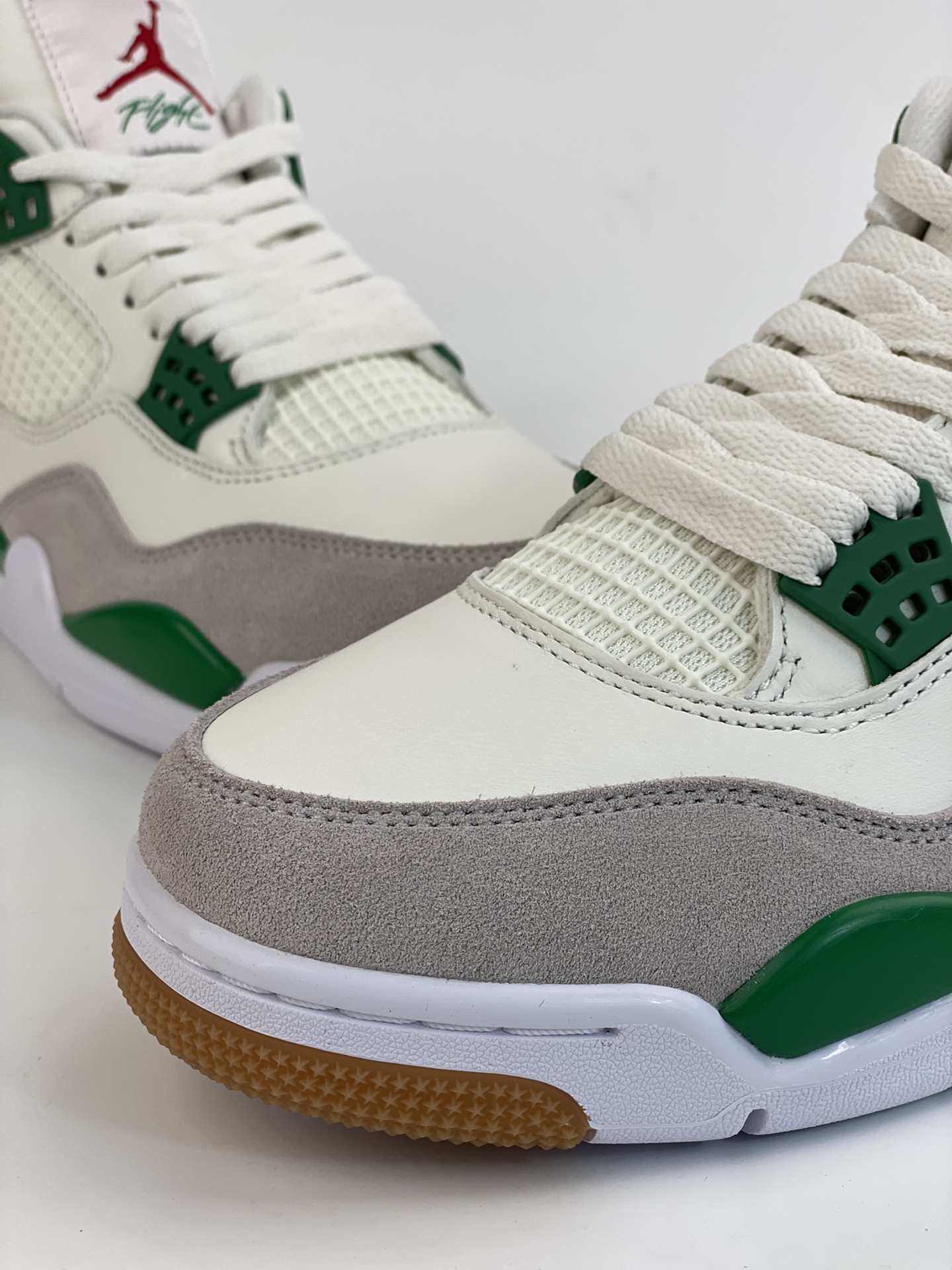 500 Nike SB x Air Jordan 4 Retro 乔丹四代 ”Pine Green” 绿松石 DR5415-103