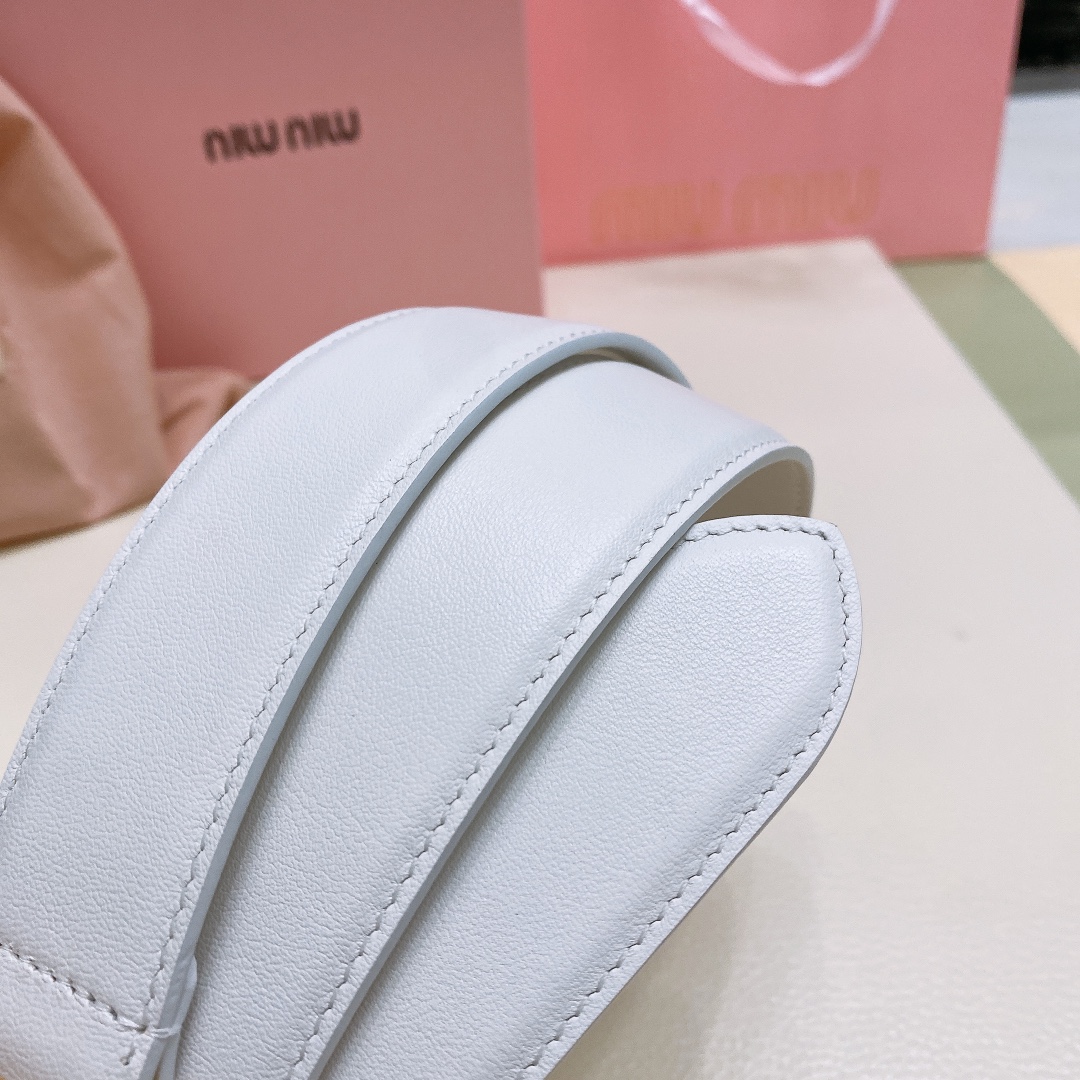 纯白色miumiu23金属搭扣.腰带