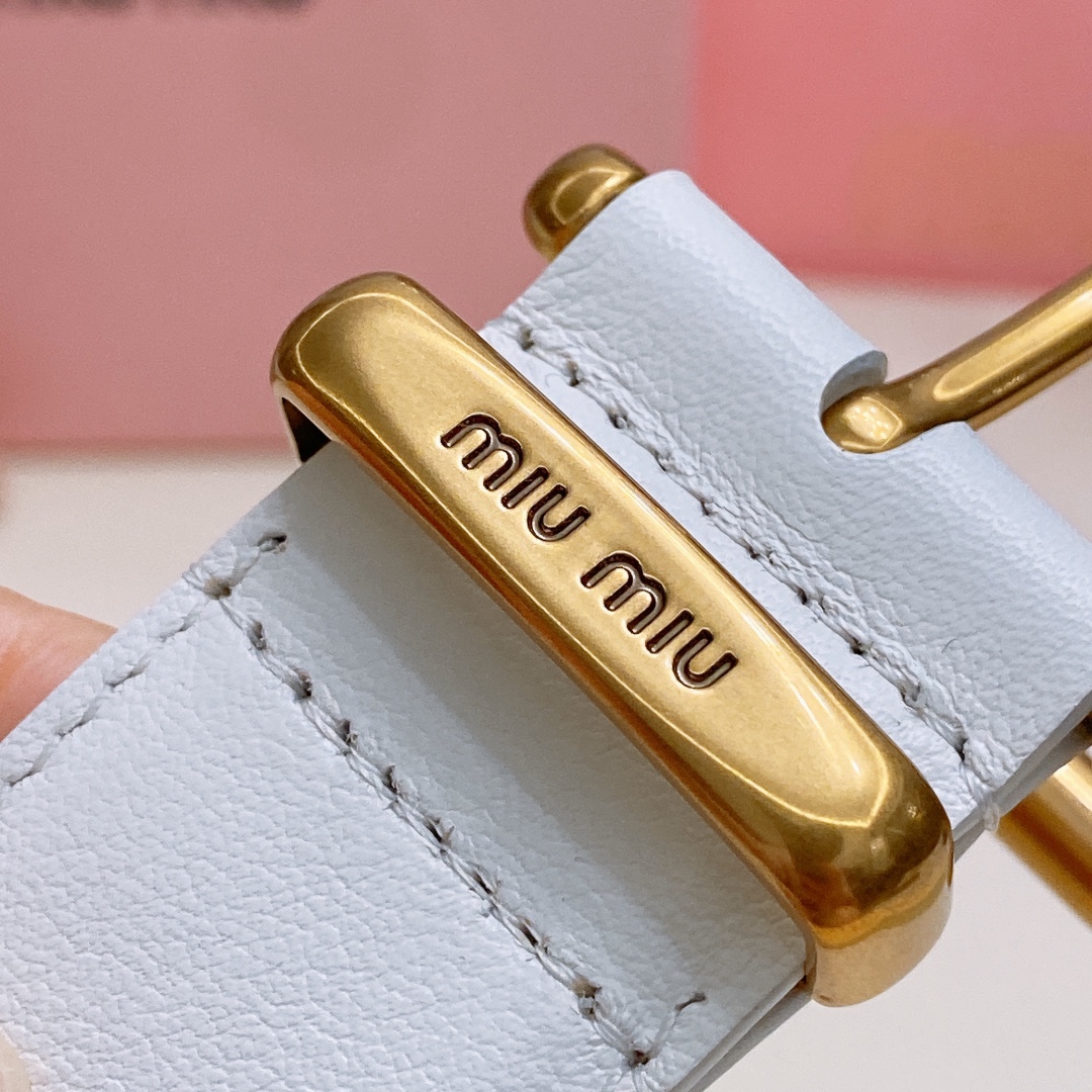 纯白色miumiu23金属搭扣.腰带