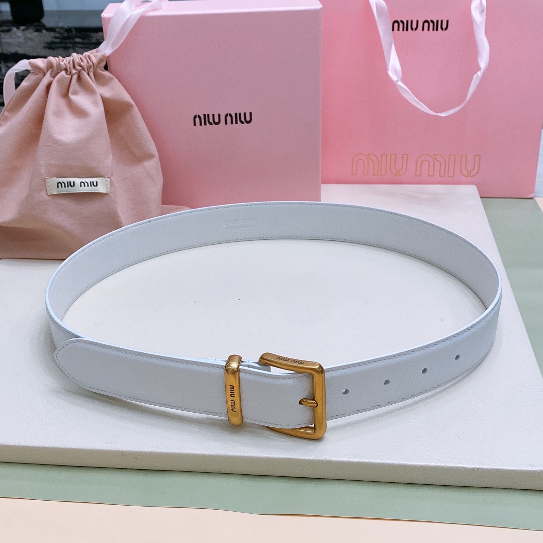 纯白色miumiu23金属搭扣.腰带