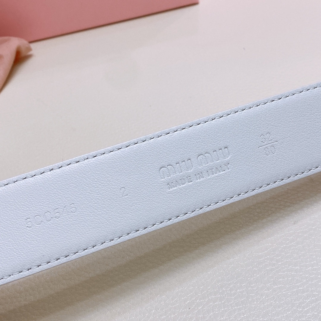 纯白色miumiu23金属搭扣.腰带