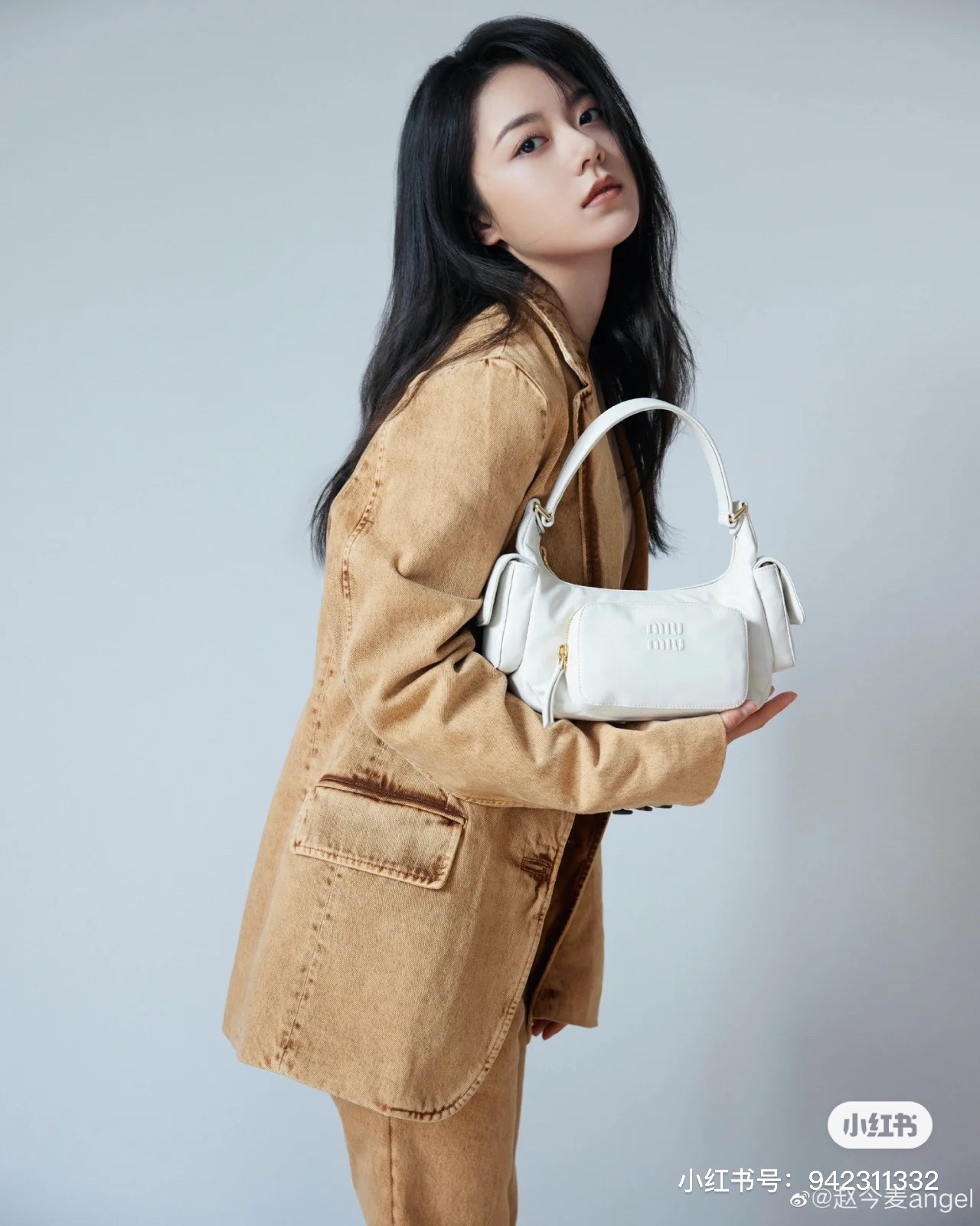 NO:198112,5BC146, MiuMiu's most special motorcycle bag this year, uses top-grade imported lambskin, soft leather, cotton satin lining, multi-pocket design blurs the functions and decorative boundaries, has a distinct personality, can control various styles, can be sweet or salty, capacity can be shiny, and has almost everyone has one of the fashion masters. It is popular as much as the previous MiuWander, size 21X12X6CM, with original packaging, MIUMIU, miumiu, sheepskin198609095BC146,MiuMiu今年最特别款式机车包,采用顶级进口小羊皮,皮质柔软,棉质缎面衬里,多口袋设计模糊功能与装饰界限,个性鲜明,能驾驭各种风格,可甜可盐,容量可光,各大明星时尚搏主几乎人手一个,火爆程度不亚于之前的MiuWander,尺寸21X12X6CM,配原版包装,MIUMIU,miumiu,sheepskin,Bag