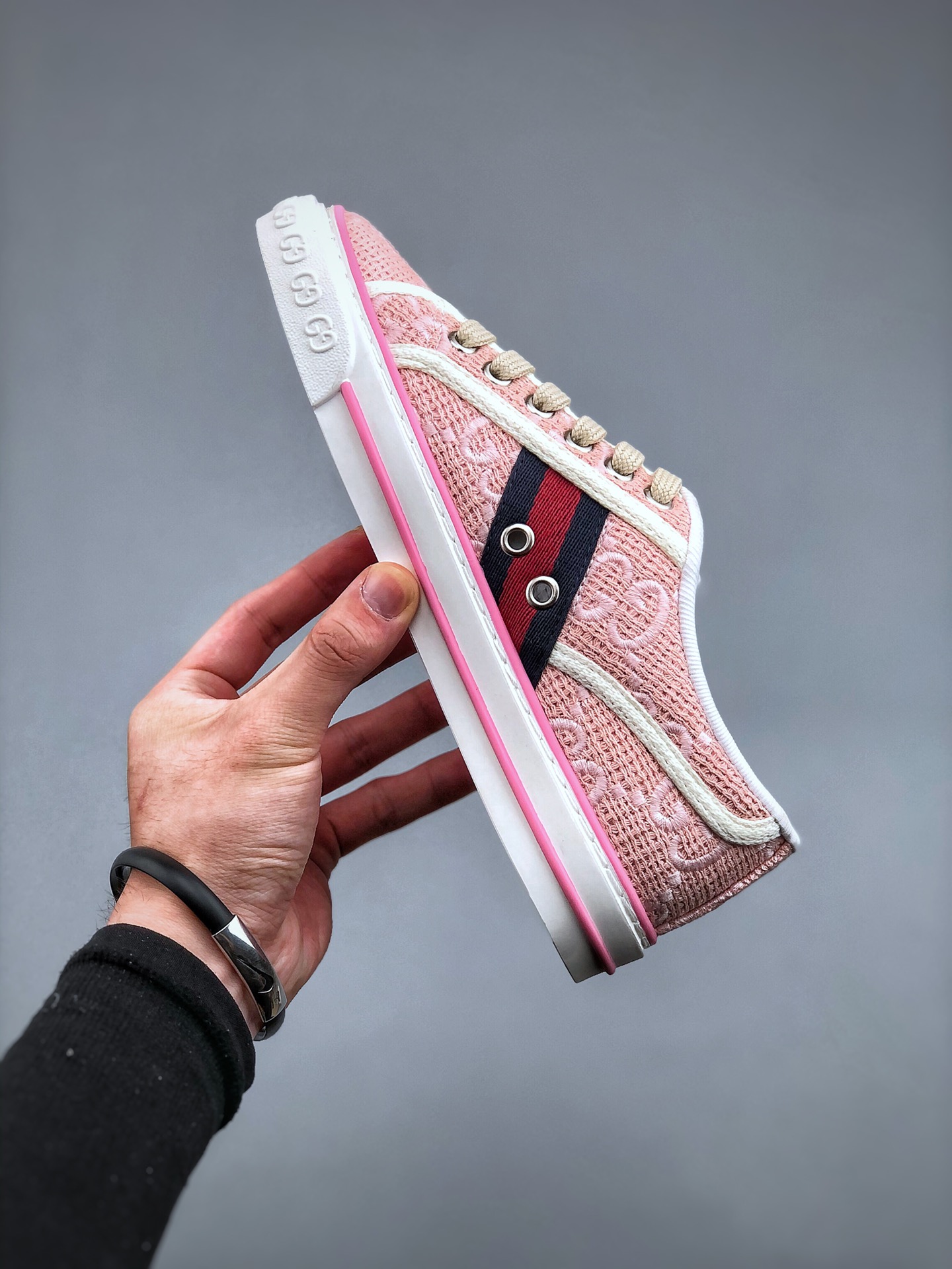 纯原 上新
纯原级别 Gucci Tennis 1977 Print Sneaker 古驰帆布独家定制 全身20几个细节点全部做到一致还原 吊打市面所有版本 独家原装套装配件官方同源 渠道原装订单Gu Tennis 1977 Print Sneaker 帆布印花复古休闲运动板鞋 采用拼接透气帆布鞋面材质#原装一致鞋舌仿磨环保纸垫#原装雪梨形超软沙绒纸团#内嵌超软皮内里+脚垫#附送购物袋+身份卡+硬质礼盒#中底高弹PU材质+双层TPR无缝隙串色技术组合大底区别市面版本
尺码:35-40