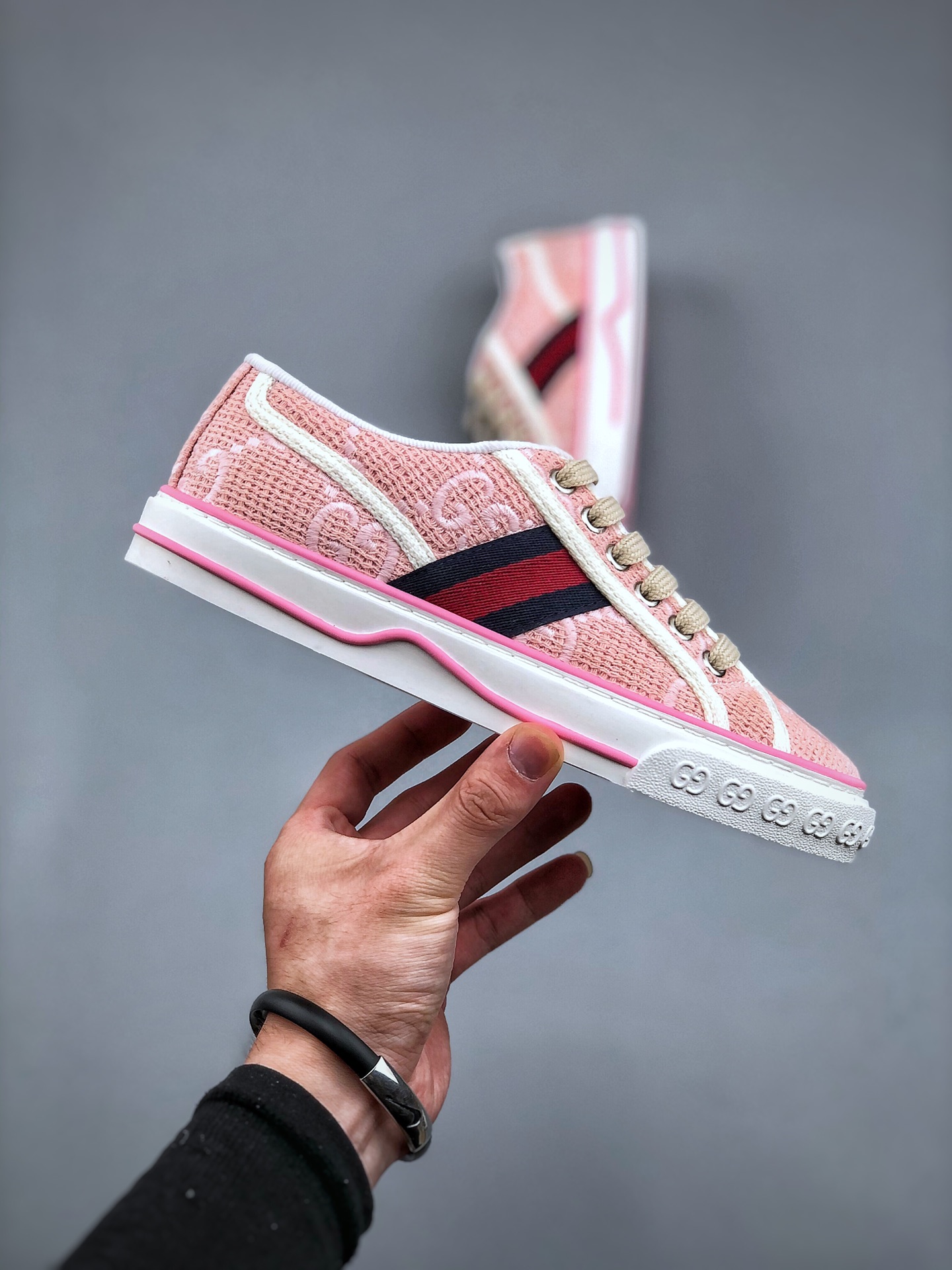 纯原 上新
纯原级别 Gucci Tennis 1977 Print Sneaker 古驰帆布独家定制 全身20几个细节点全部做到一致还原 吊打市面所有版本 独家原装套装配件官方同源 渠道原装订单Gu Tennis 1977 Print Sneaker 帆布印花复古休闲运动板鞋 采用拼接透气帆布鞋面材质#原装一致鞋舌仿磨环保纸垫#原装雪梨形超软沙绒纸团#内嵌超软皮内里+脚垫#附送购物袋+身份卡+硬质礼盒#中底高弹PU材质+双层TPR无缝隙串色技术组合大底区别市面版本
尺码:35-40