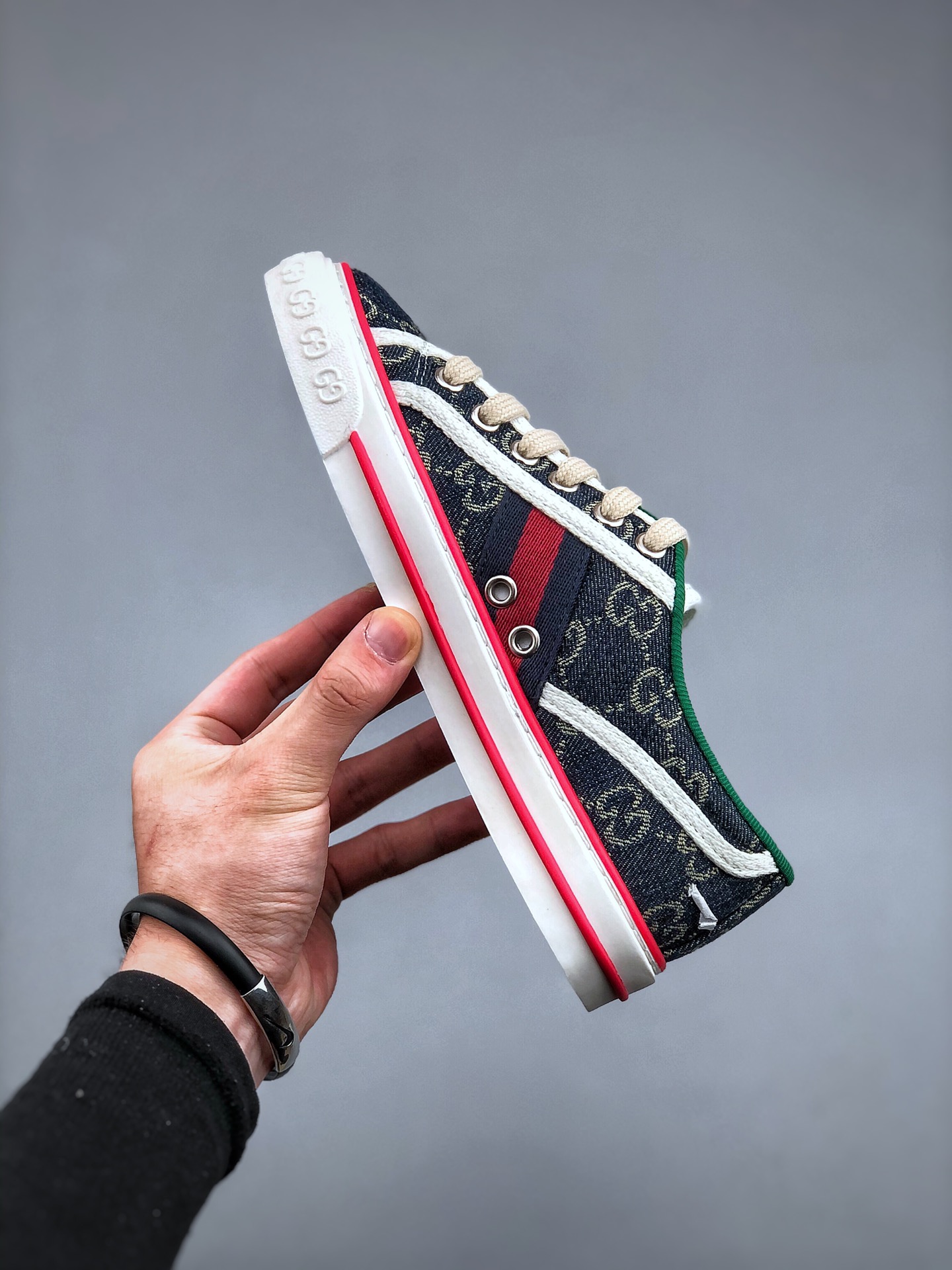 纯原 上新
纯原级别 Gucci Tennis 1977 Print Sneaker 古驰帆布独家定制 全身20几个细节点全部做到一致还原 吊打市面所有版本 独家原装套装配件官方同源 渠道原装订单Gu Tennis 1977 Print Sneaker 帆布印花复古休闲运动板鞋 采用拼接透气帆布鞋面材质#原装一致鞋舌仿磨环保纸垫#原装雪梨形超软沙绒纸团#内嵌超软皮内里+脚垫#附送购物袋+身份卡+硬质礼盒#中底高弹PU材质+双层TPR无缝隙串色技术组合大底区别市面版本
尺码:35-40