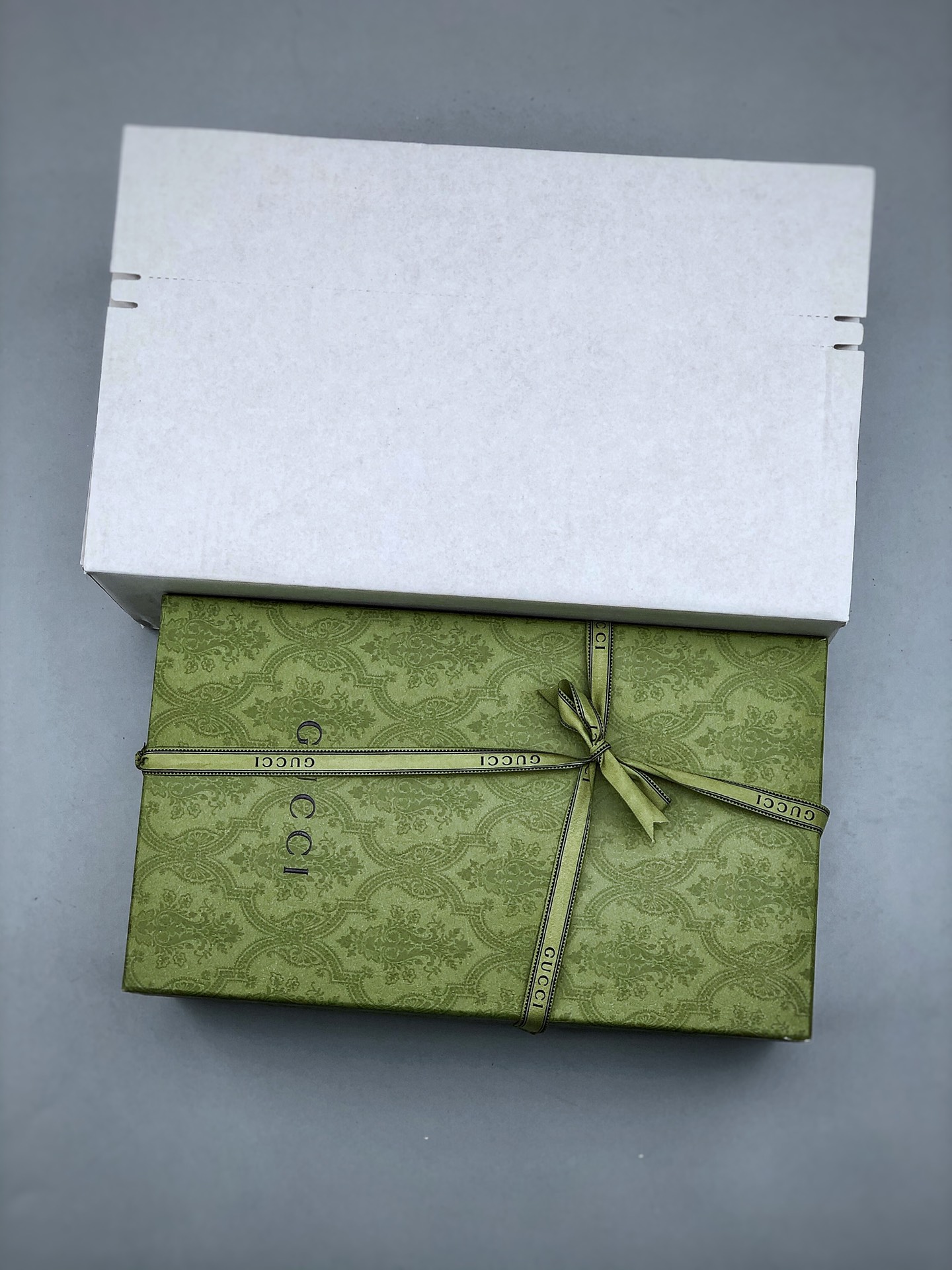 纯原 上新
纯原级别 Gucci Tennis 1977 Print Sneaker 古驰帆布独家定制 全身20几个细节点全部做到一致还原 吊打市面所有版本 独家原装套装配件官方同源 渠道原装订单Gu Tennis 1977 Print Sneaker 帆布印花复古休闲运动板鞋 采用拼接透气帆布鞋面材质#原装一致鞋舌仿磨环保纸垫#原装雪梨形超软沙绒纸团#内嵌超软皮内里+脚垫#附送购物袋+身份卡+硬质礼盒#中底高弹PU材质+双层TPR无缝隙串色技术组合大底区别市面版本
尺码:35-40