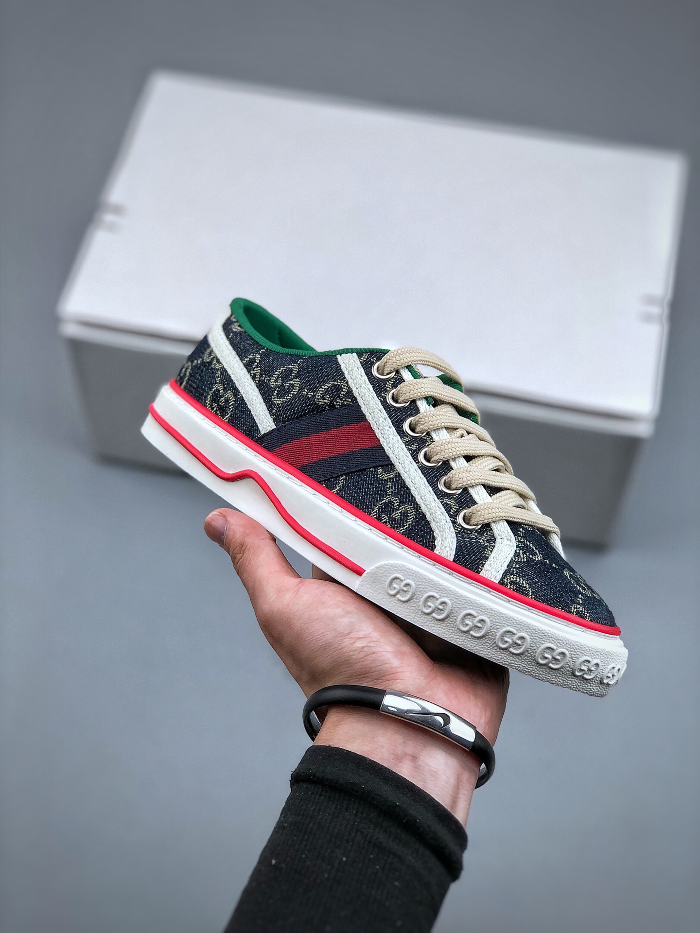 纯原  上新  
纯原级别 Gucci Tennis 1977 Print Sneaker 古驰帆布独家定制 全身20几个细节点全部做到一致还原 吊打市面所有版本 独家原装套装配件官方同源 渠道原装订单Gu Tennis 1977 Print Sneaker 帆布印花复古休闲运动板鞋 采用拼接透气帆布鞋面材质#原装一致鞋舌仿磨环保纸垫#原装雪梨形超软沙绒纸团#内嵌超软皮内里+脚垫#附送购物袋+身份卡+硬质礼盒#中底高弹PU材质+双层TPR无缝隙串色技术组合大底区别市面版本
尺码：35-40