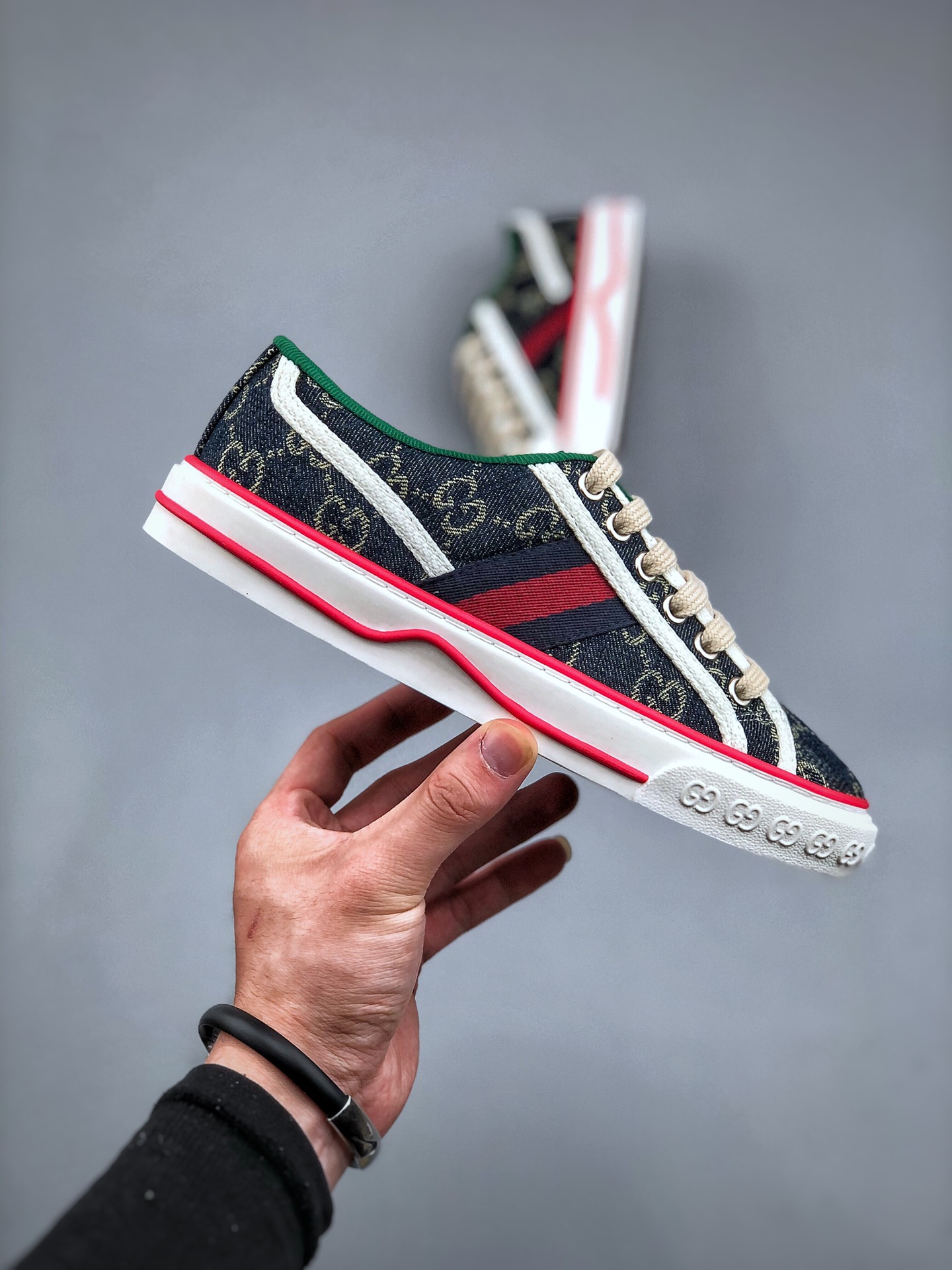 纯原 上新
纯原级别 Gucci Tennis 1977 Print Sneaker 古驰帆布独家定制 全身20几个细节点全部做到一致还原 吊打市面所有版本 独家原装套装配件官方同源 渠道原装订单Gu Tennis 1977 Print Sneaker 帆布印花复古休闲运动板鞋 采用拼接透气帆布鞋面材质#原装一致鞋舌仿磨环保纸垫#原装雪梨形超软沙绒纸团#内嵌超软皮内里+脚垫#附送购物袋+身份卡+硬质礼盒#中底高弹PU材质+双层TPR无缝隙串色技术组合大底区别市面版本
尺码:35-40