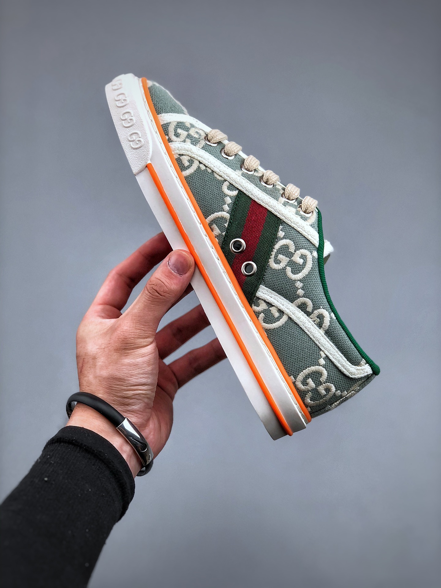 纯原 上新
纯原级别 Gucci Tennis 1977 Print Sneaker 古驰帆布独家定制 全身20几个细节点全部做到一致还原 吊打市面所有版本 独家原装套装配件官方同源 渠道原装订单Gu Tennis 1977 Print Sneaker 帆布印花复古休闲运动板鞋 采用拼接透气帆布鞋面材质#原装一致鞋舌仿磨环保纸垫#原装雪梨形超软沙绒纸团#内嵌超软皮内里+脚垫#附送购物袋+身份卡+硬质礼盒#中底高弹PU材质+双层TPR无缝隙串色技术组合大底区别市面版本
尺码:35-44