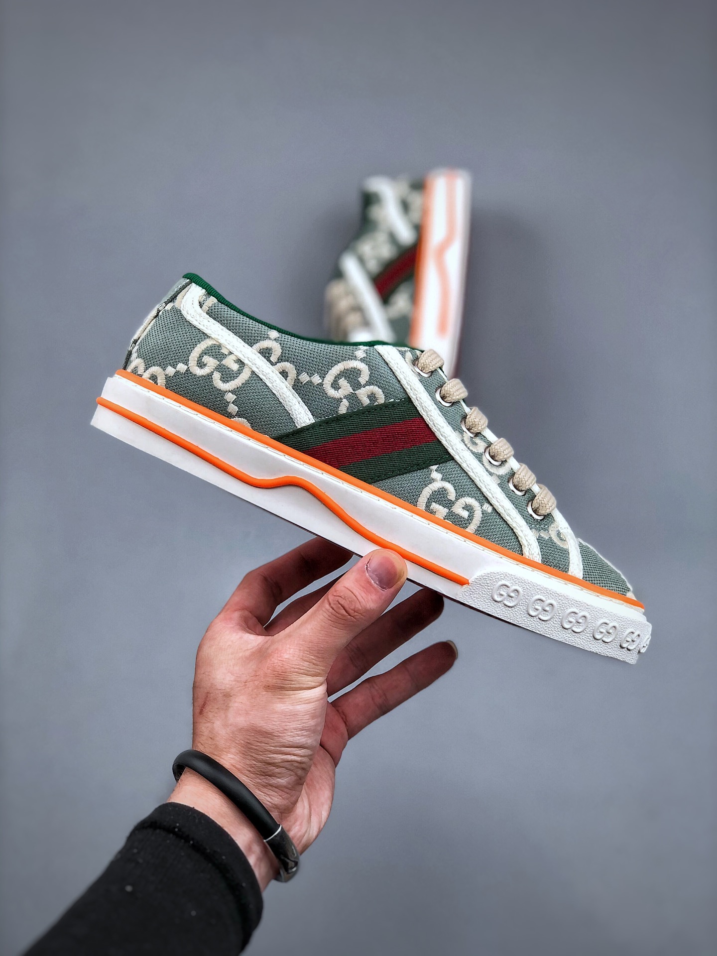 纯原 上新
纯原级别 Gucci Tennis 1977 Print Sneaker 古驰帆布独家定制 全身20几个细节点全部做到一致还原 吊打市面所有版本 独家原装套装配件官方同源 渠道原装订单Gu Tennis 1977 Print Sneaker 帆布印花复古休闲运动板鞋 采用拼接透气帆布鞋面材质#原装一致鞋舌仿磨环保纸垫#原装雪梨形超软沙绒纸团#内嵌超软皮内里+脚垫#附送购物袋+身份卡+硬质礼盒#中底高弹PU材质+双层TPR无缝隙串色技术组合大底区别市面版本
尺码:35-44