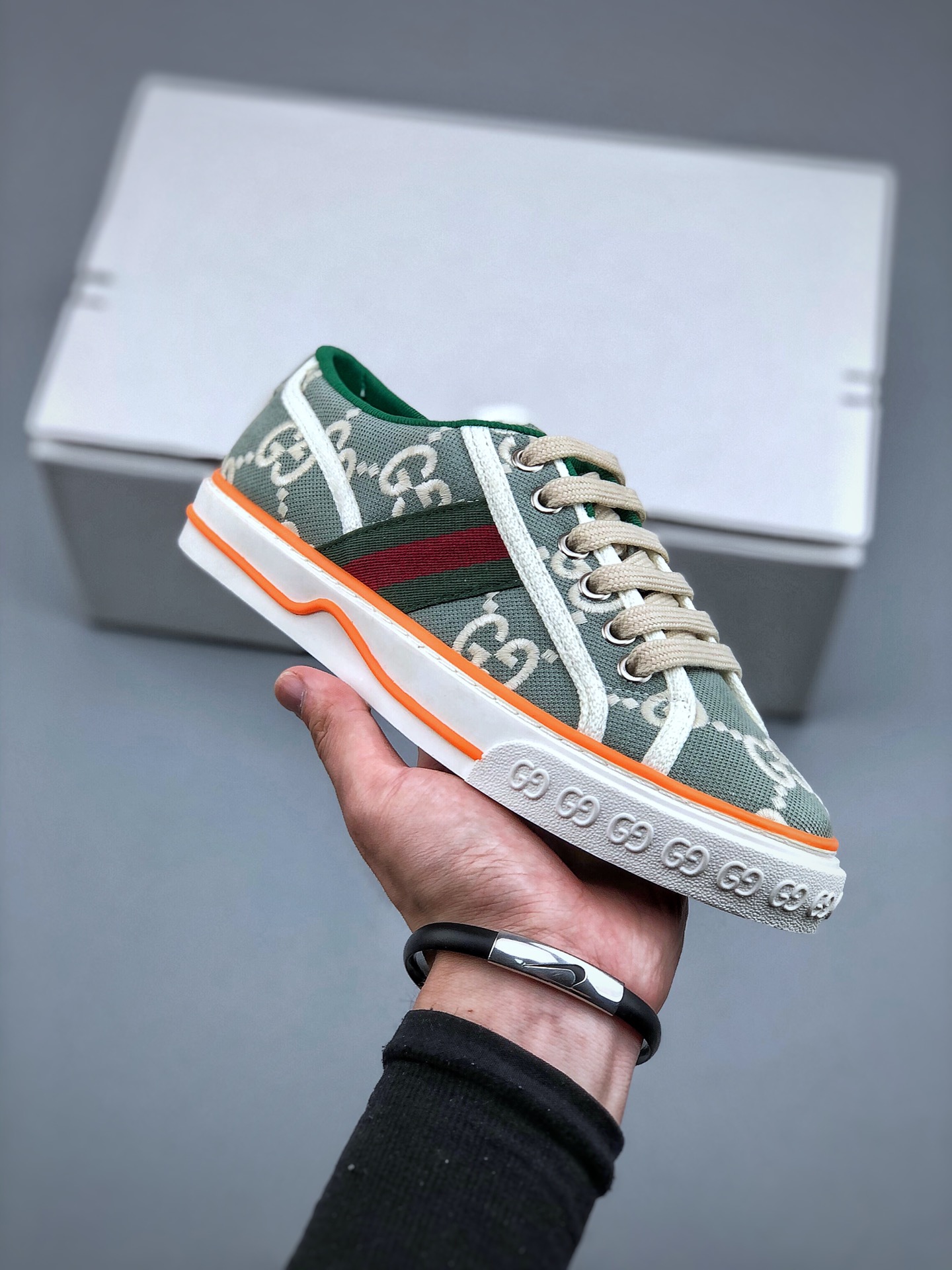 纯原  上新 
纯原级别 Gucci Tennis 1977 Print Sneaker 古驰帆布独家定制 全身20几个细节点全部做到一致还原 吊打市面所有版本 独家原装套装配件官方同源 渠道原装订单Gu Tennis 1977 Print Sneaker 帆布印花复古休闲运动板鞋 采用拼接透气帆布鞋面材质#原装一致鞋舌仿磨环保纸垫#原装雪梨形超软沙绒纸团#内嵌超软皮内里+脚垫#附送购物袋+身份卡+硬质礼盒#中底高弹PU材质+双层TPR无缝隙串色技术组合大底区别市面版本
尺码：35-44