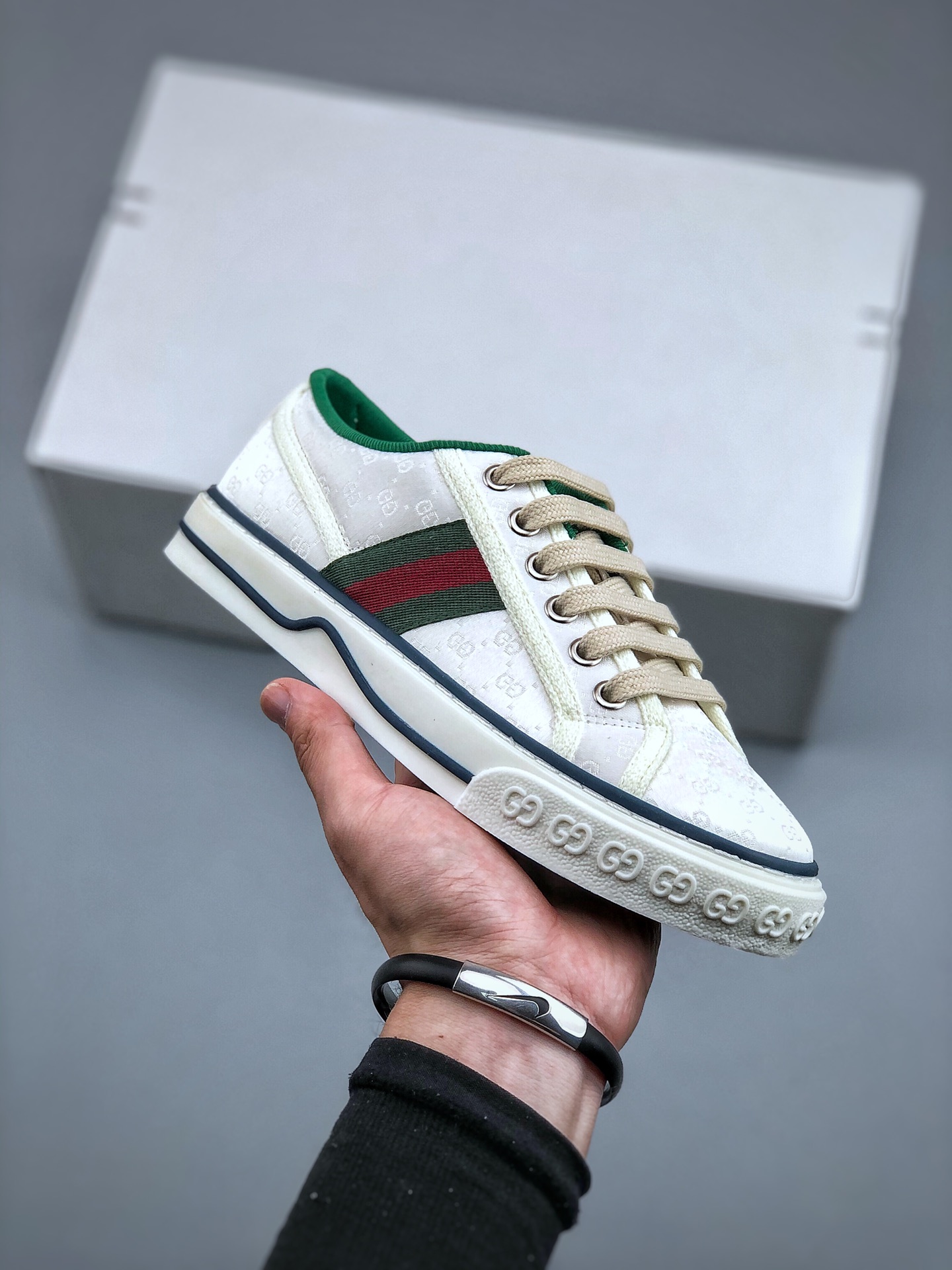 纯原  上新   
纯原级别 Gucci Tennis 1977 Print Sneaker 古驰帆布独家定制 全身20几个细节点全部做到一致还原 吊打市面所有版本 独家原装套装配件官方同源 渠道原装订单Gu Tennis 1977 Print Sneaker 帆布印花复古休闲运动板鞋 采用拼接透气帆布鞋面材质#原装一致鞋舌仿磨环保纸垫#原装雪梨形超软沙绒纸团#内嵌超软皮内里+脚垫#附送购物袋+身份卡+硬质礼盒#中底高弹PU材质+双层TPR无缝隙串色技术组合大底区别市面版本
尺码：35-44