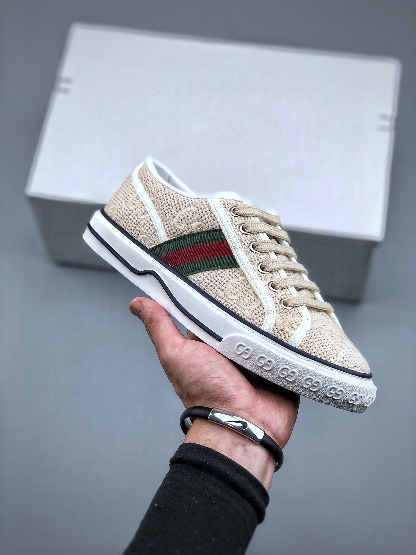 纯原  上新   
纯原级别 Gucci Tennis 1977 Print Sneaker 古驰帆布独家定制 全身20几个细节点全部做到一致还原 吊打市面所有版本 独家原装套装配件官方同源 渠道原装订单Gu Tennis 1977 Print Sneaker 帆布印花复古休闲运动板鞋 采用拼接透气帆布鞋面材质#原装一致鞋舌仿磨环保纸垫#原装雪梨形超软沙绒纸团#内嵌超软皮内里+脚垫#附送购物袋+身份卡+硬质礼盒#中底高弹PU材质+双层TPR无缝隙串色技术组合大底区别市面版本
尺码：35-44