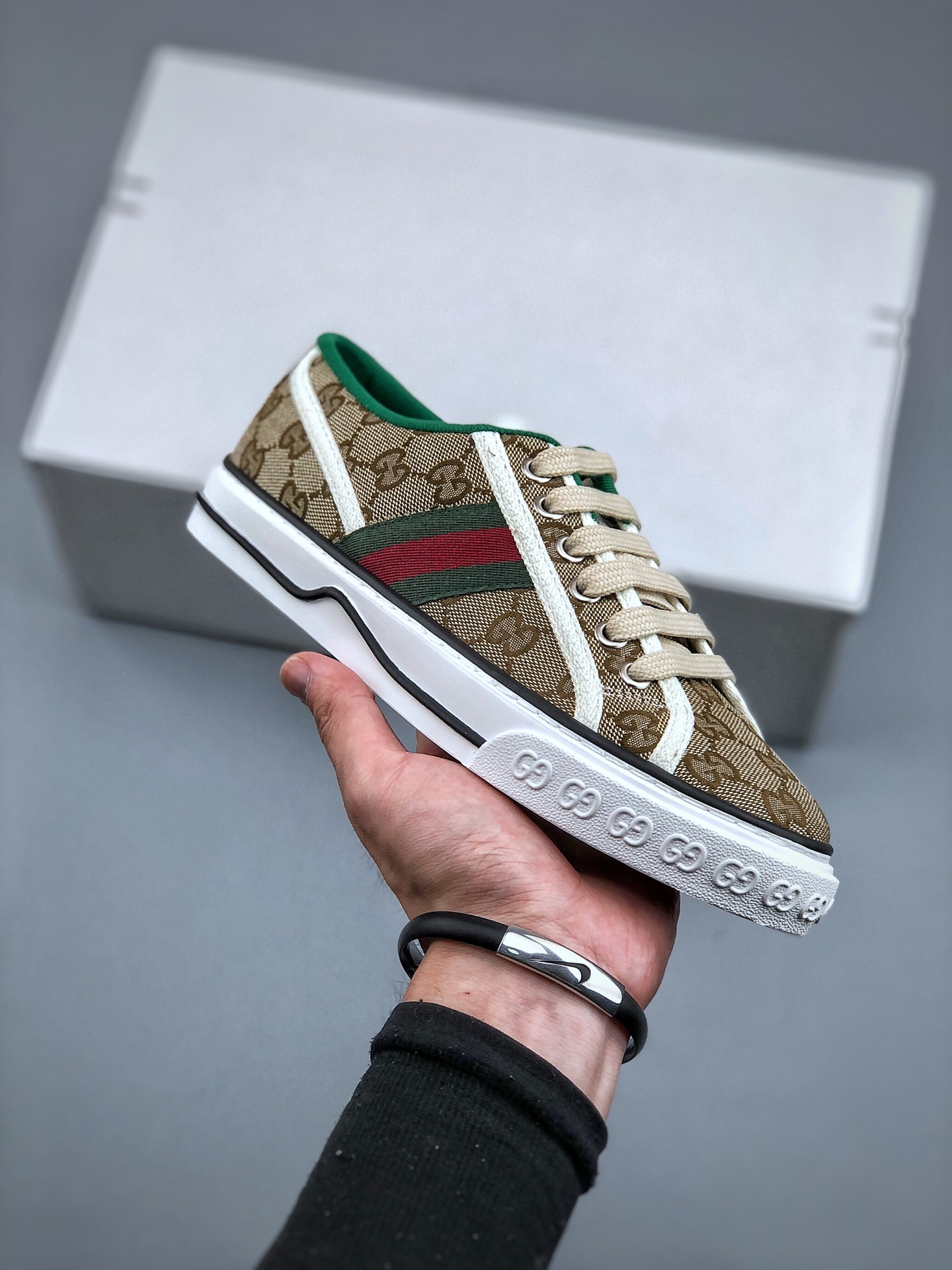 纯原  上新   
纯原级别 Gucci Tennis 1977 Print Sneaker 古驰帆布独家定制 全身20几个细节点全部做到一致还原 吊打市面所有版本 独家原装套装配件官方同源 渠道原装订单Gu Tennis 1977 Print Sneaker 帆布印花复古休闲运动板鞋 采用拼接透气帆布鞋面材质#原装一致鞋舌仿磨环保纸垫#原装雪梨形超软沙绒纸团#内嵌超软皮内里+脚垫#附送购物袋+身份卡+硬质礼盒#中底高弹PU材质+双层TPR无缝隙串色技术组合大底区别市面版本
尺码：35-44