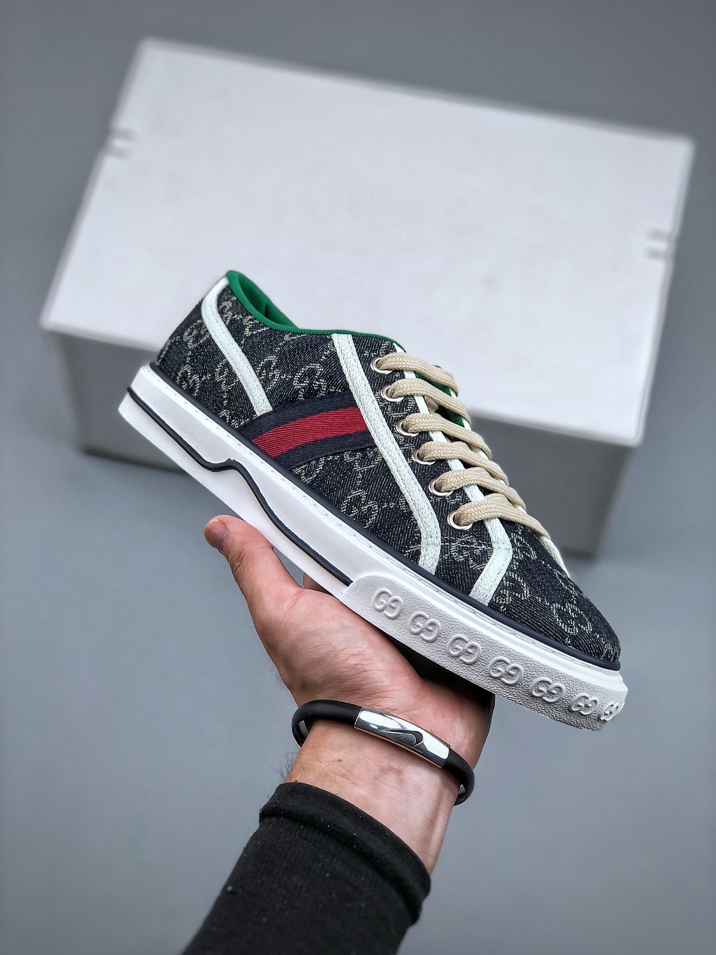 纯原  上新   
纯原级别 Gucci Tennis 1977 Print Sneaker 古驰帆布独家定制 全身20几个细节点全部做到一致还原 吊打市面所有版本 独家原装套装配件官方同源 渠道原装订单Gu Tennis 1977 Print Sneaker 帆布印花复古休闲运动板鞋 采用拼接透气帆布鞋面材质#原装一致鞋舌仿磨环保纸垫#原装雪梨形超软沙绒纸团#内嵌超软皮内里+脚垫#附送购物袋+身份卡+硬质礼盒#中底高弹PU材质+双层TPR无缝隙串色技术组合大底区别市面版本
尺码：40-44